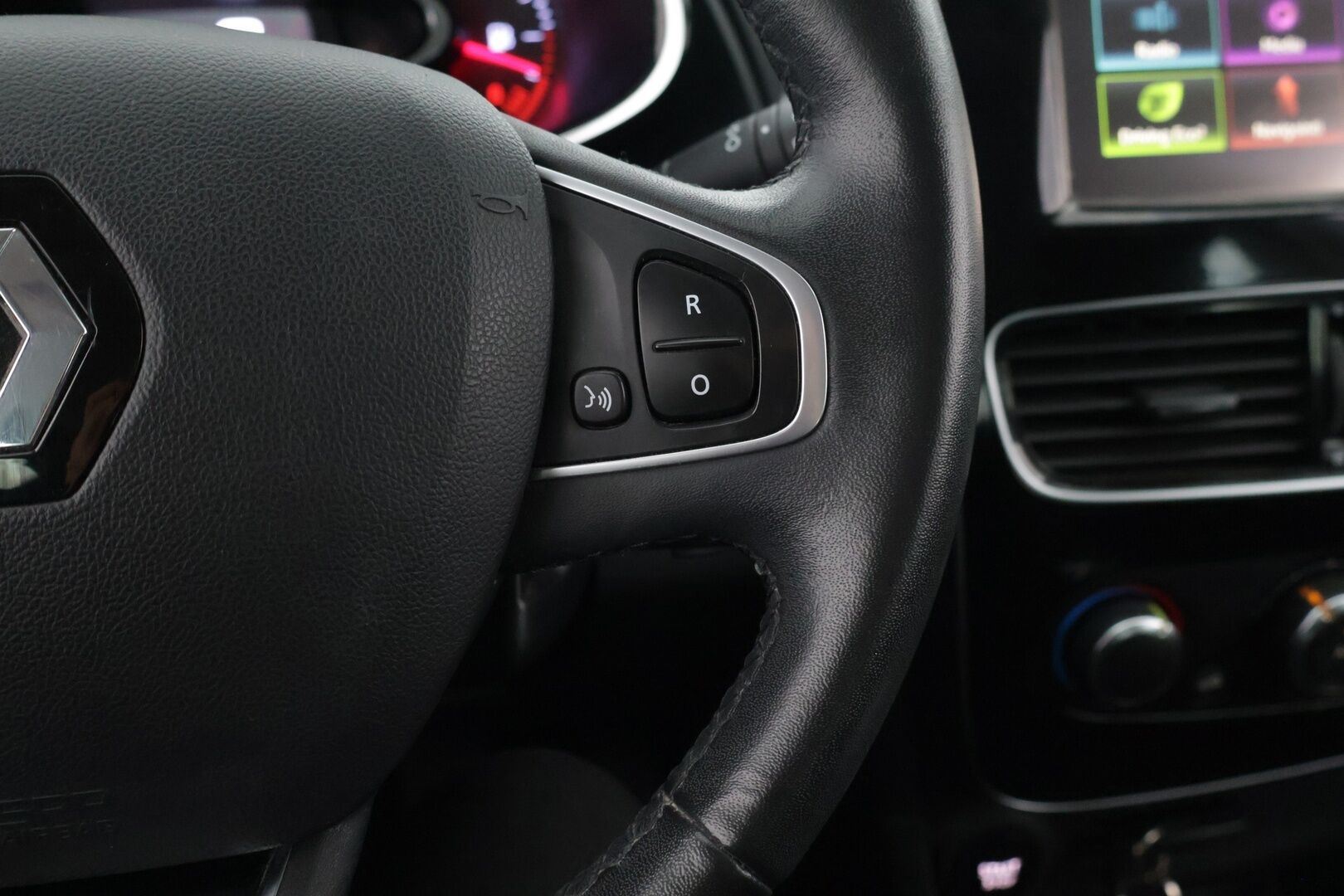 Renault Clio 2016 Sport Tourer Energy TCe 90 S&S Zen - *Suomi-auto / Lohkolämmitin sisäpistokkeella ja lämppärillä / Navigointi / Vakionopeudensäädin / Renkaat uusittu hetki sitten / Viim. huolto 6/25!*