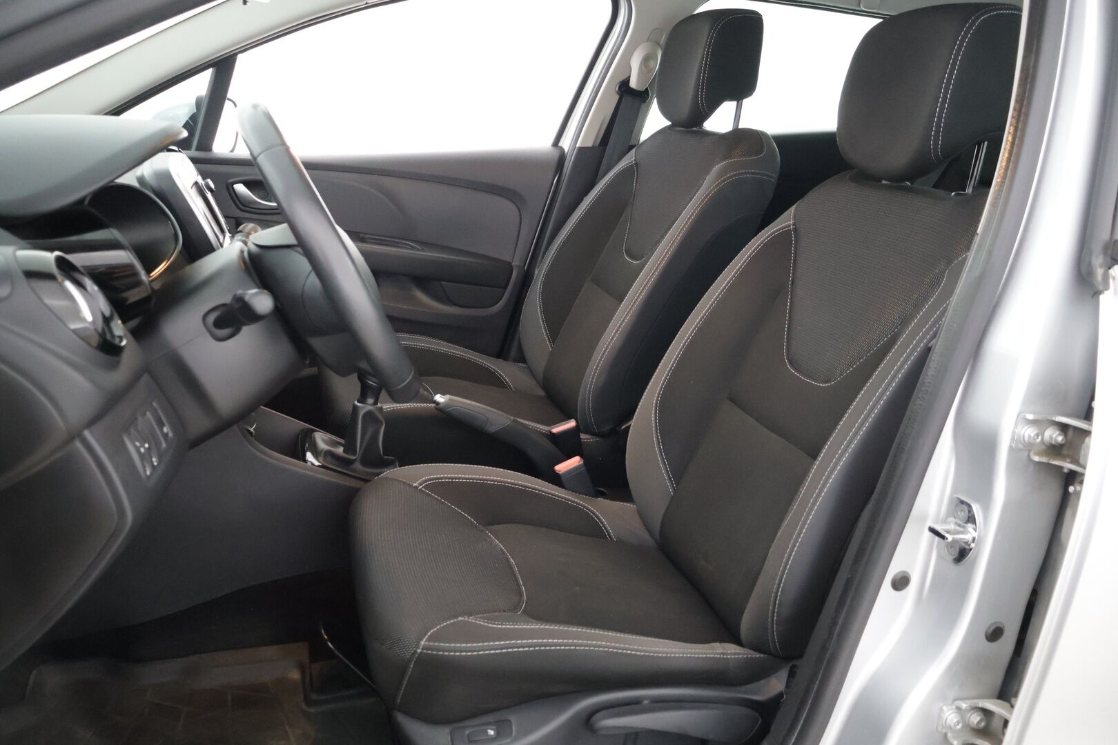 Renault Clio 2016 Sport Tourer Energy TCe 90 S&S Zen - *Suomi-auto / Lohkolämmitin sisäpistokkeella ja lämppärillä / Navigointi / Vakionopeudensäädin / Renkaat uusittu hetki sitten / Viim. huolto 6/25!*