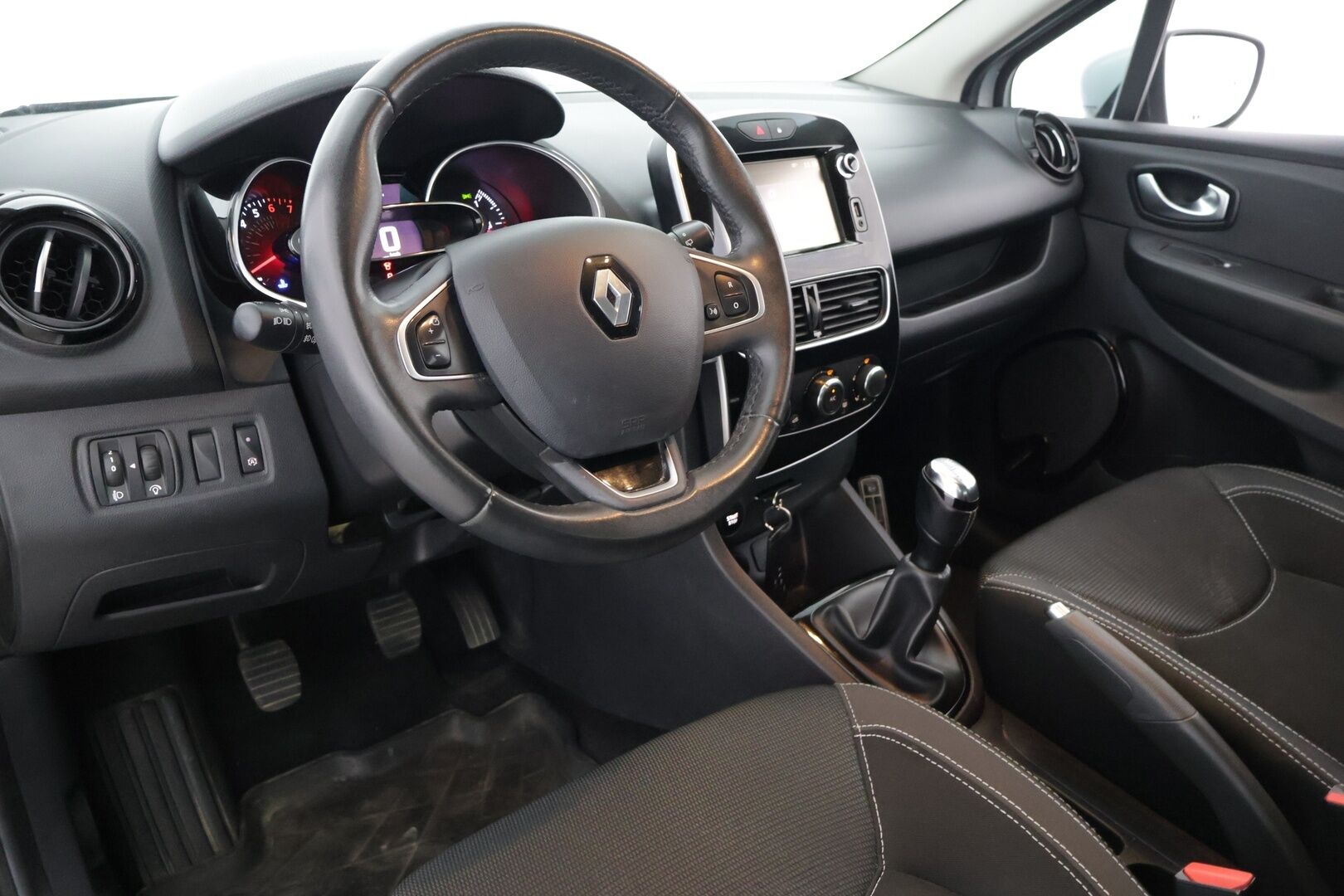 Renault Clio 2016 Sport Tourer Energy TCe 90 S&S Zen - *Suomi-auto / Lohkolämmitin sisäpistokkeella ja lämppärillä / Navigointi / Vakionopeudensäädin / Renkaat uusittu hetki sitten / Viim. huolto 6/25!*