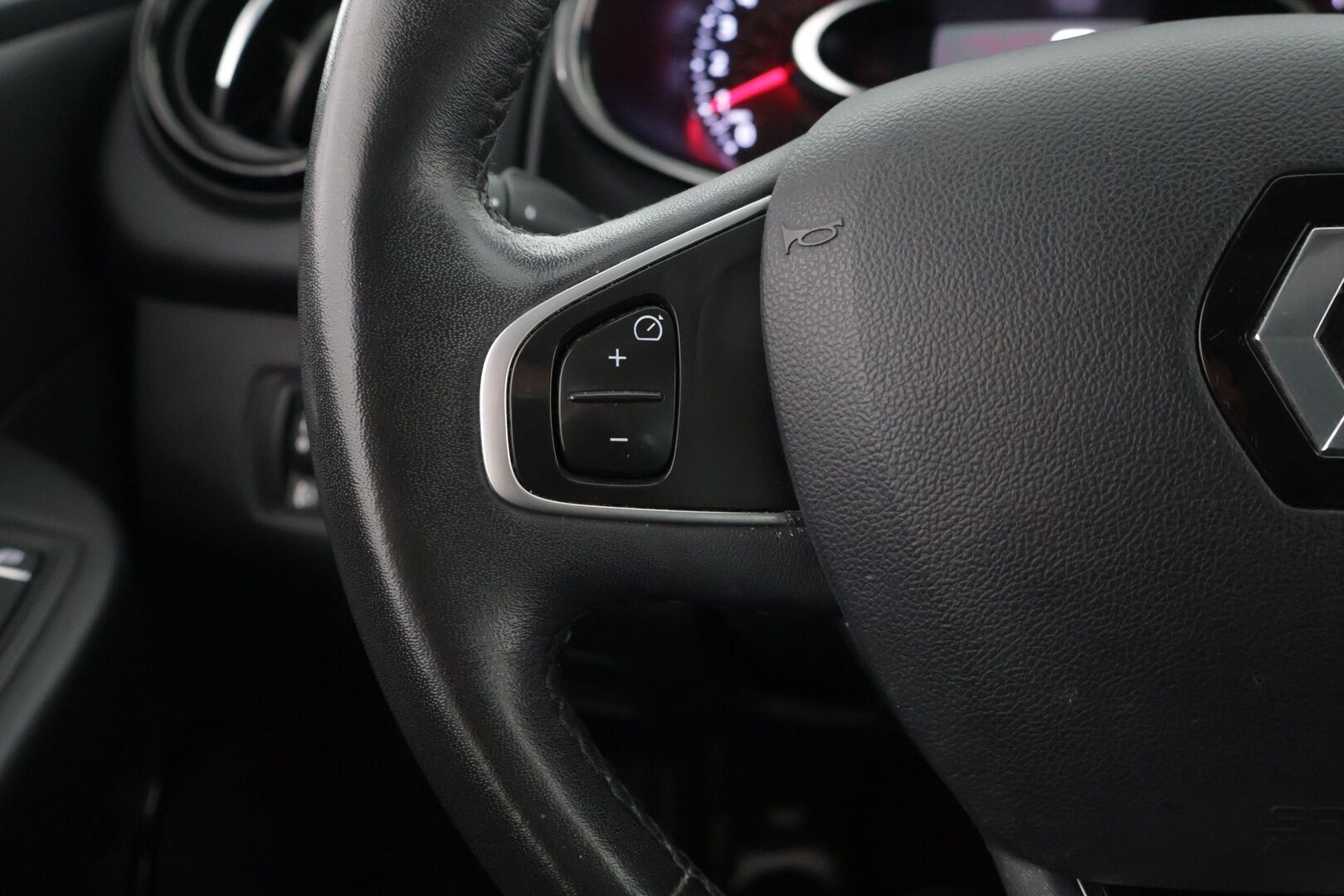 Renault Clio 2016 Sport Tourer Energy TCe 90 S&S Zen - *Suomi-auto / Lohkolämmitin sisäpistokkeella ja lämppärillä / Navigointi / Vakionopeudensäädin / Renkaat uusittu hetki sitten / Viim. huolto 6/25!*