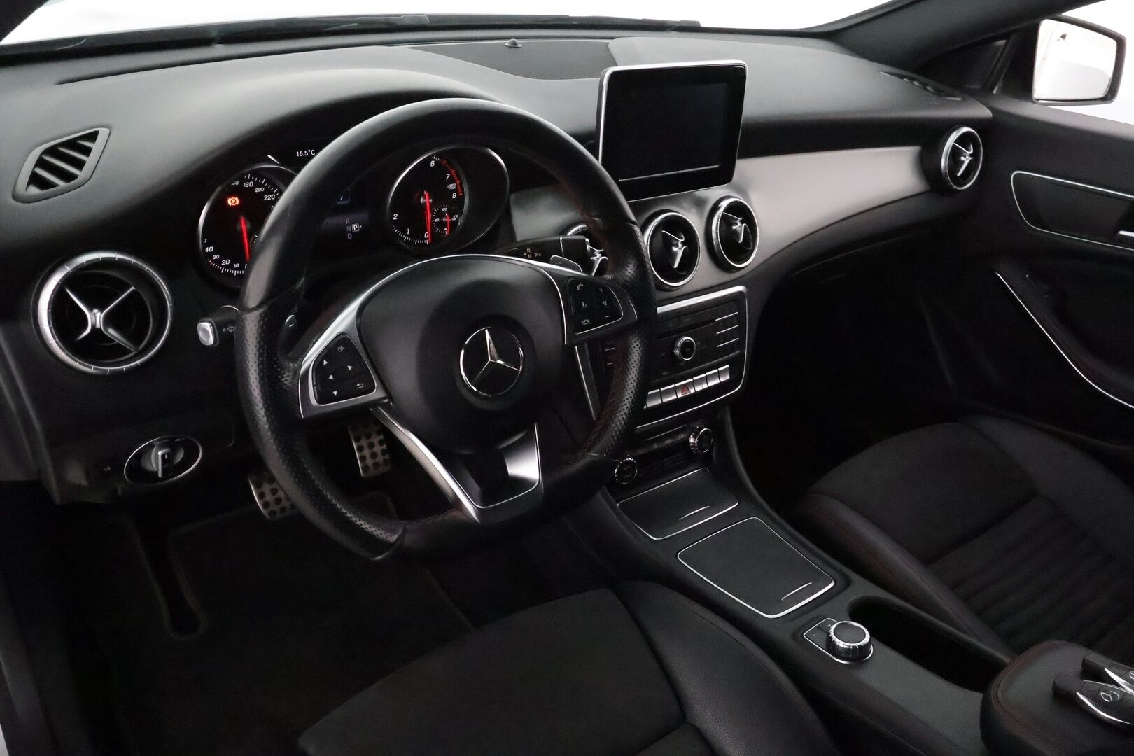 Mercedes-Benz CLA 2017 180 A Shooting Brake Business AMG *Vakkari / P.kamera / Navi / LED / Sporttipenkit / Lohkolämmitin / Koukku* - Suomi-auto / Kahdet renkaat aluvanteilla