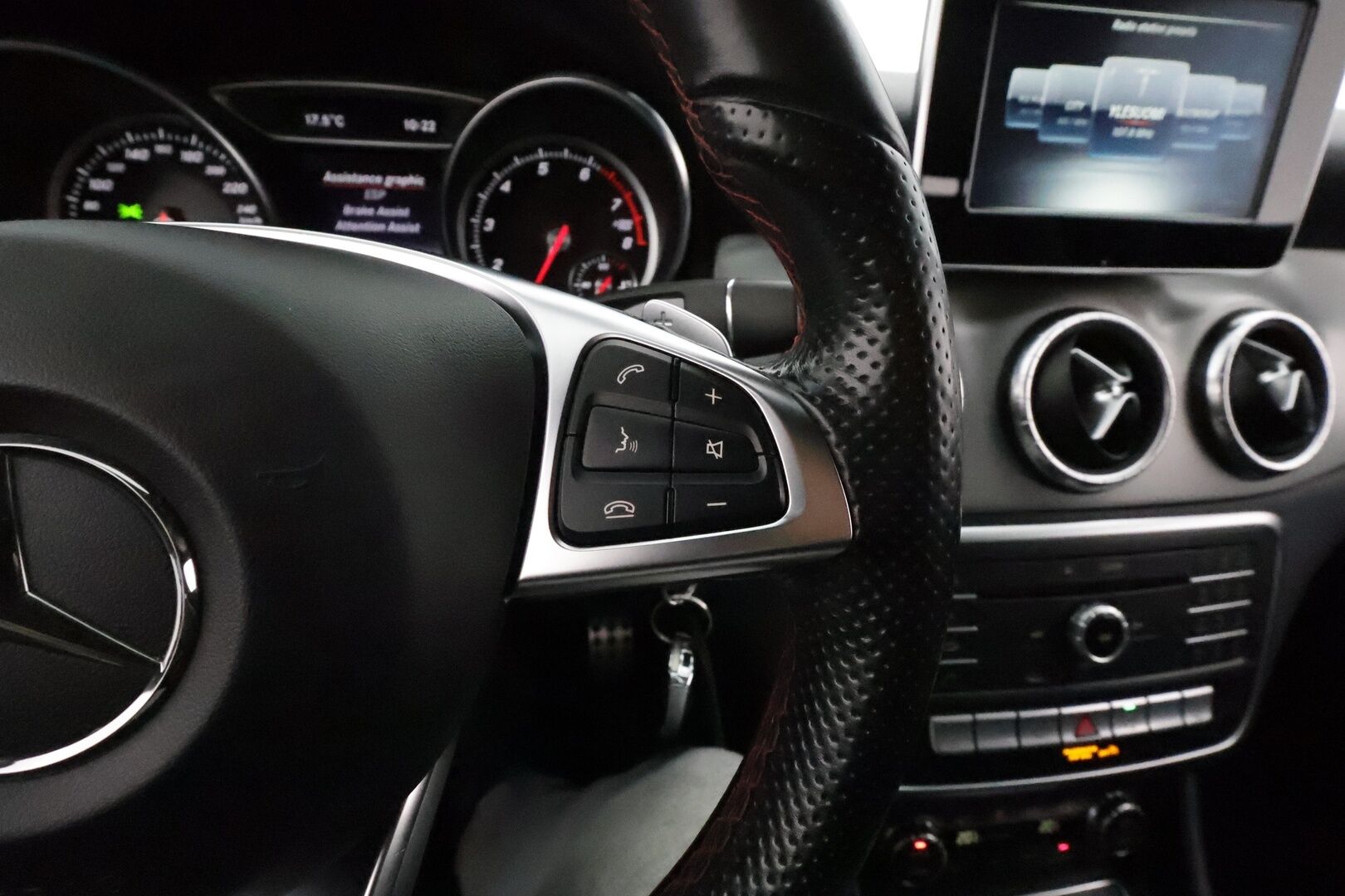 Mercedes-Benz CLA 2017 180 A Shooting Brake Business AMG *Vakkari / P.kamera / Navi / LED / Sporttipenkit / Lohkolämmitin / Koukku* - Suomi-auto / Kahdet renkaat aluvanteilla