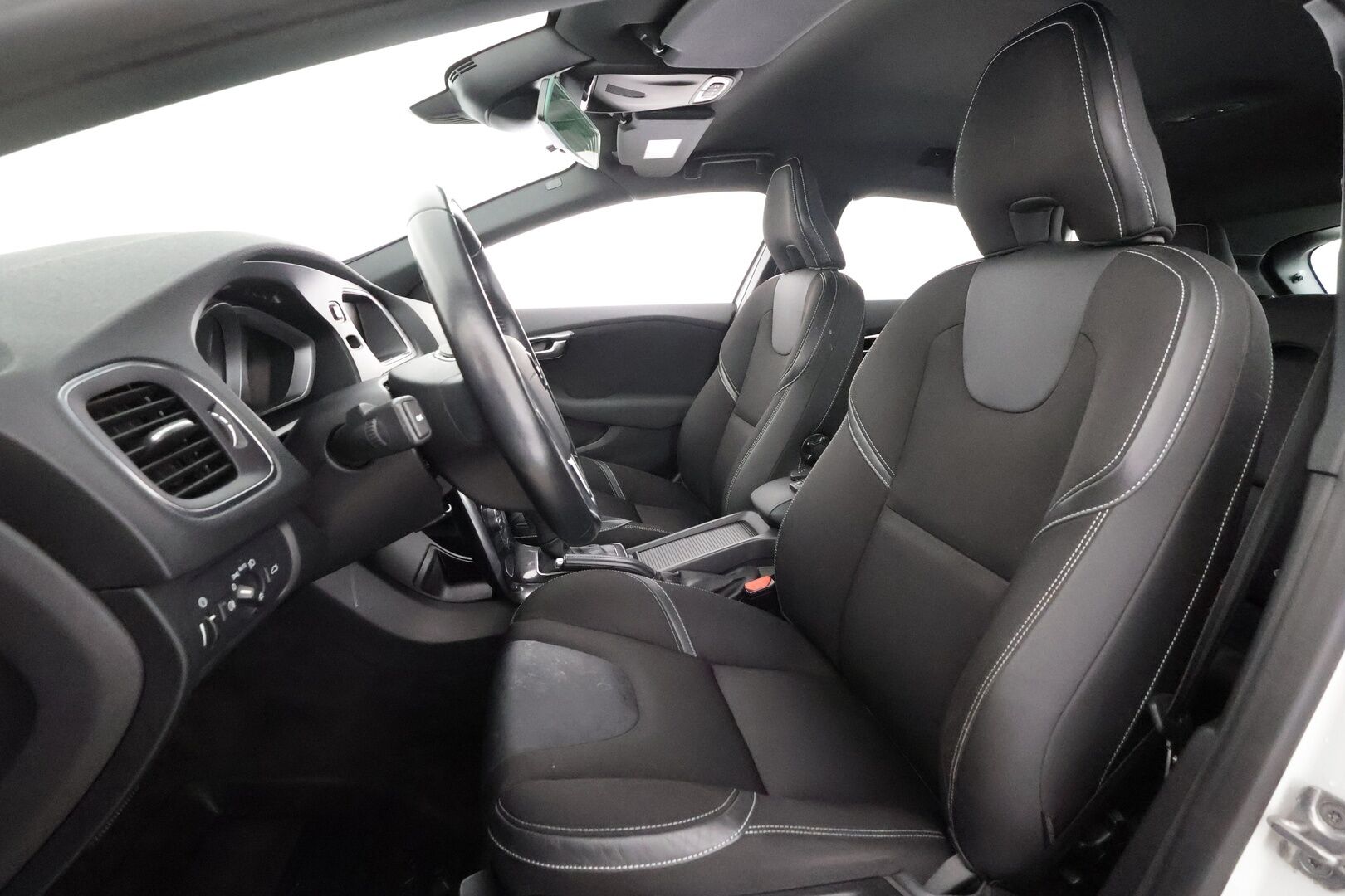 Volvo V40 2017 T3 Business aut - | 1-om suomiauto | Merkkihuollot | Webasto | LED | Digimittari | Vakkari | Bluetooth | City Safety | Penkinlämmittimet | 2x renkaat aluvantein | 