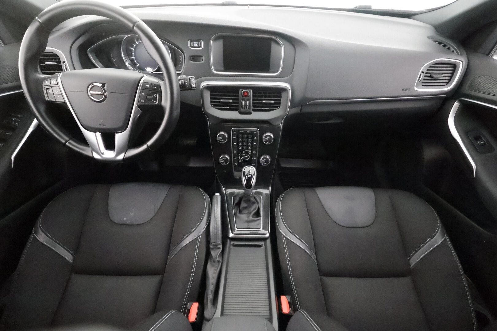 Volvo V40 2017 T3 Business aut - | 1-om suomiauto | Merkkihuollot | Webasto | LED | Digimittari | Vakkari | Bluetooth | City Safety | Penkinlämmittimet | 2x renkaat aluvantein | 