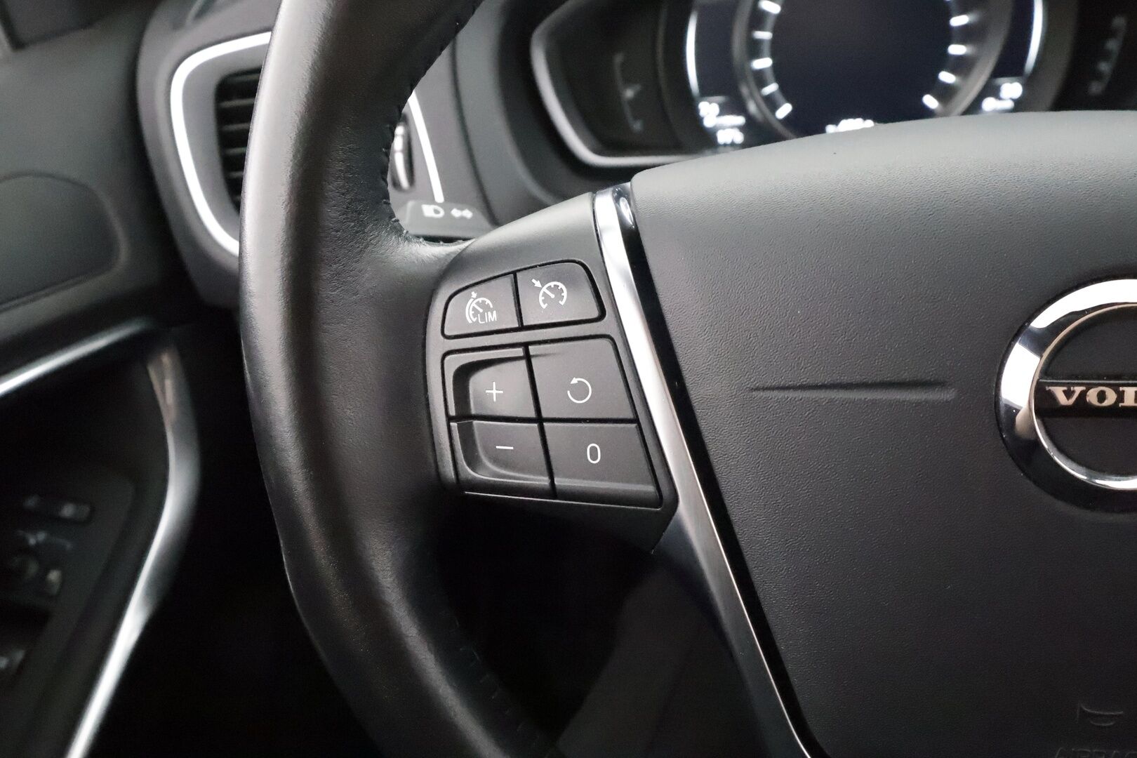 Volvo V40 2017 T3 Business aut - | 1-om suomiauto | Merkkihuollot | Webasto | LED | Digimittari | Vakkari | Bluetooth | City Safety | Penkinlämmittimet | 2x renkaat aluvantein | 