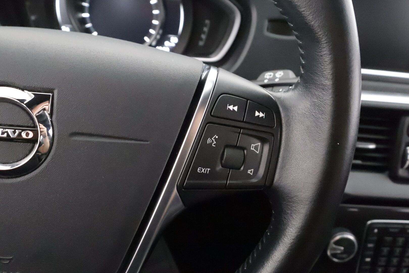 Volvo V40 2017 T3 Business aut - | 1-om suomiauto | Merkkihuollot | Webasto | LED | Digimittari | Vakkari | Bluetooth | City Safety | Penkinlämmittimet | 2x renkaat aluvantein | 