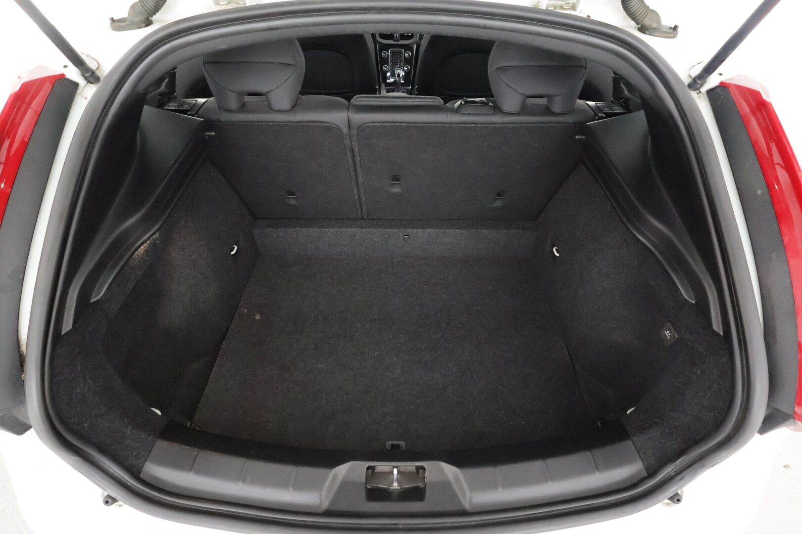 Volvo V40 2017 T3 Business aut - | 1-om suomiauto | Merkkihuollot | Webasto | LED | Digimittari | Vakkari | Bluetooth | City Safety | Penkinlämmittimet | 2x renkaat aluvantein | 
