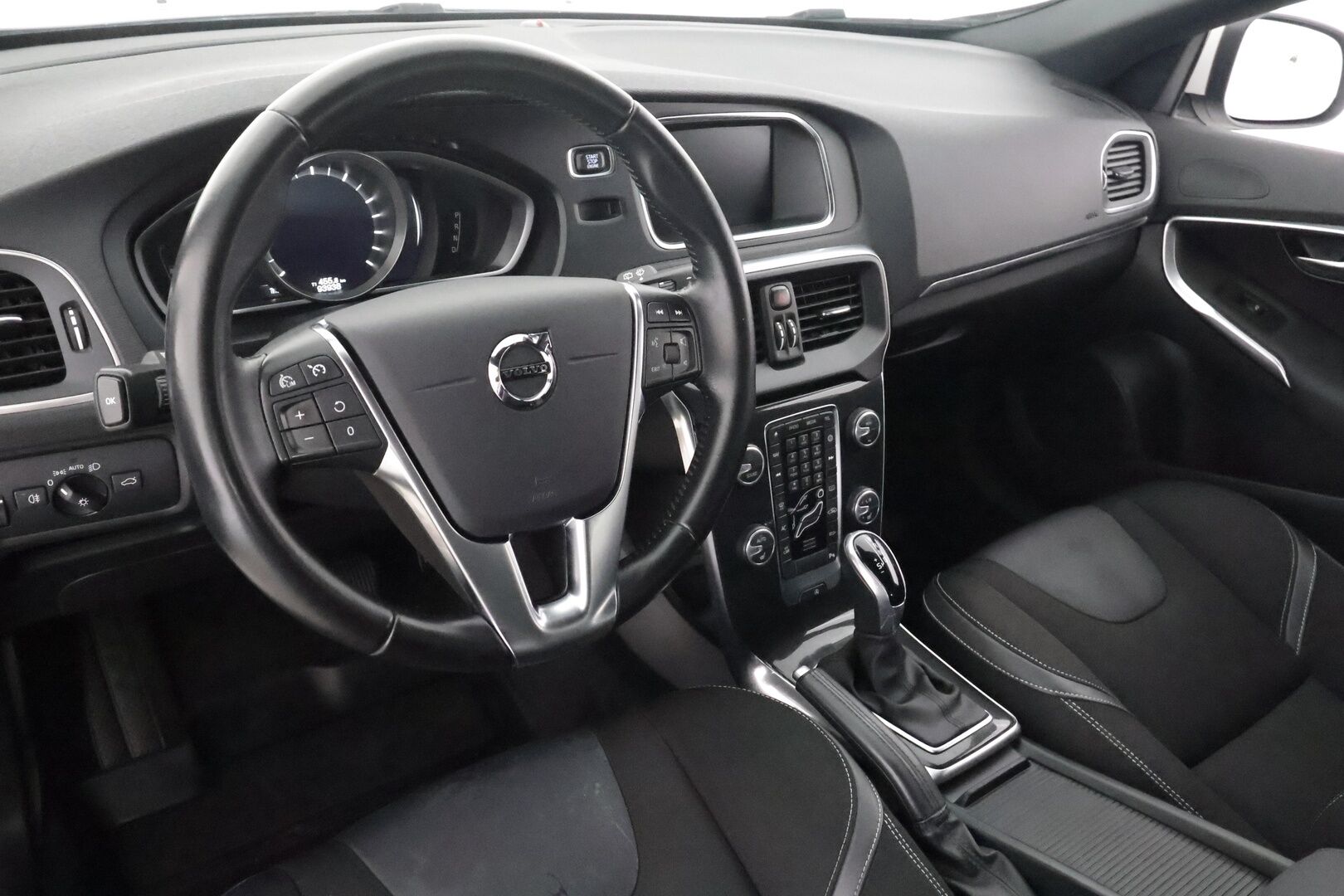 Volvo V40 2017 T3 Business aut - | 1-om suomiauto | Merkkihuollot | Webasto | LED | Digimittari | Vakkari | Bluetooth | City Safety | Penkinlämmittimet | 2x renkaat aluvantein | 
