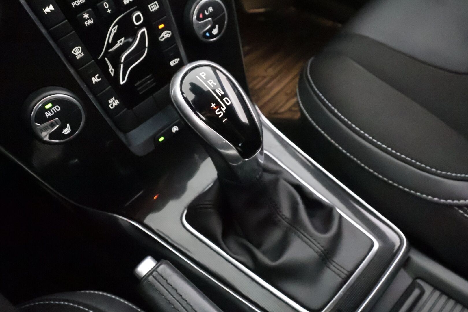 Volvo V40 2017 T3 Business aut - | 1-om suomiauto | Merkkihuollot | Webasto | LED | Digimittari | Vakkari | Bluetooth | City Safety | Penkinlämmittimet | 2x renkaat aluvantein | 