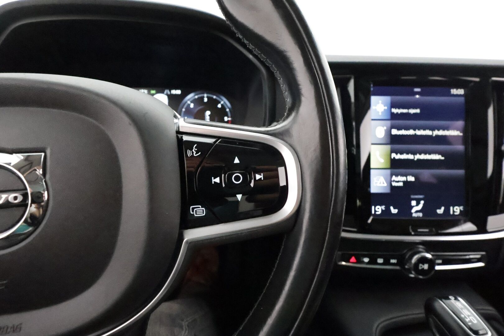 Volvo V90 2017 D5 AWD Momentum aut **Panorama / 360° Kamera / Webasto / Koukku / Adapt.Vakkari / Muistipenkki / LED-valot / Navi** - Kaistavahti / Digimittaristo / KeylessGO / 2x Renkaat