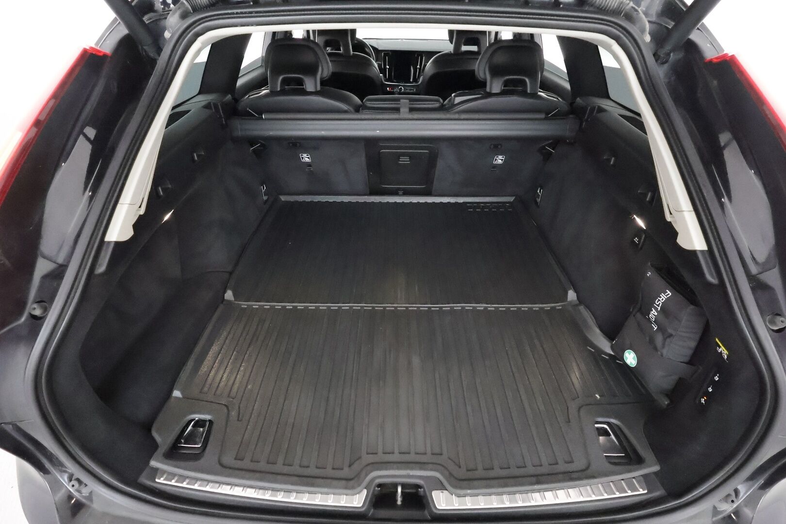 Volvo V90 2017 D5 AWD Momentum aut **Panorama / 360° Kamera / Webasto / Koukku / Adapt.Vakkari / Muistipenkki / LED-valot / Navi** - Kaistavahti / Digimittaristo / KeylessGO / 2x Renkaat