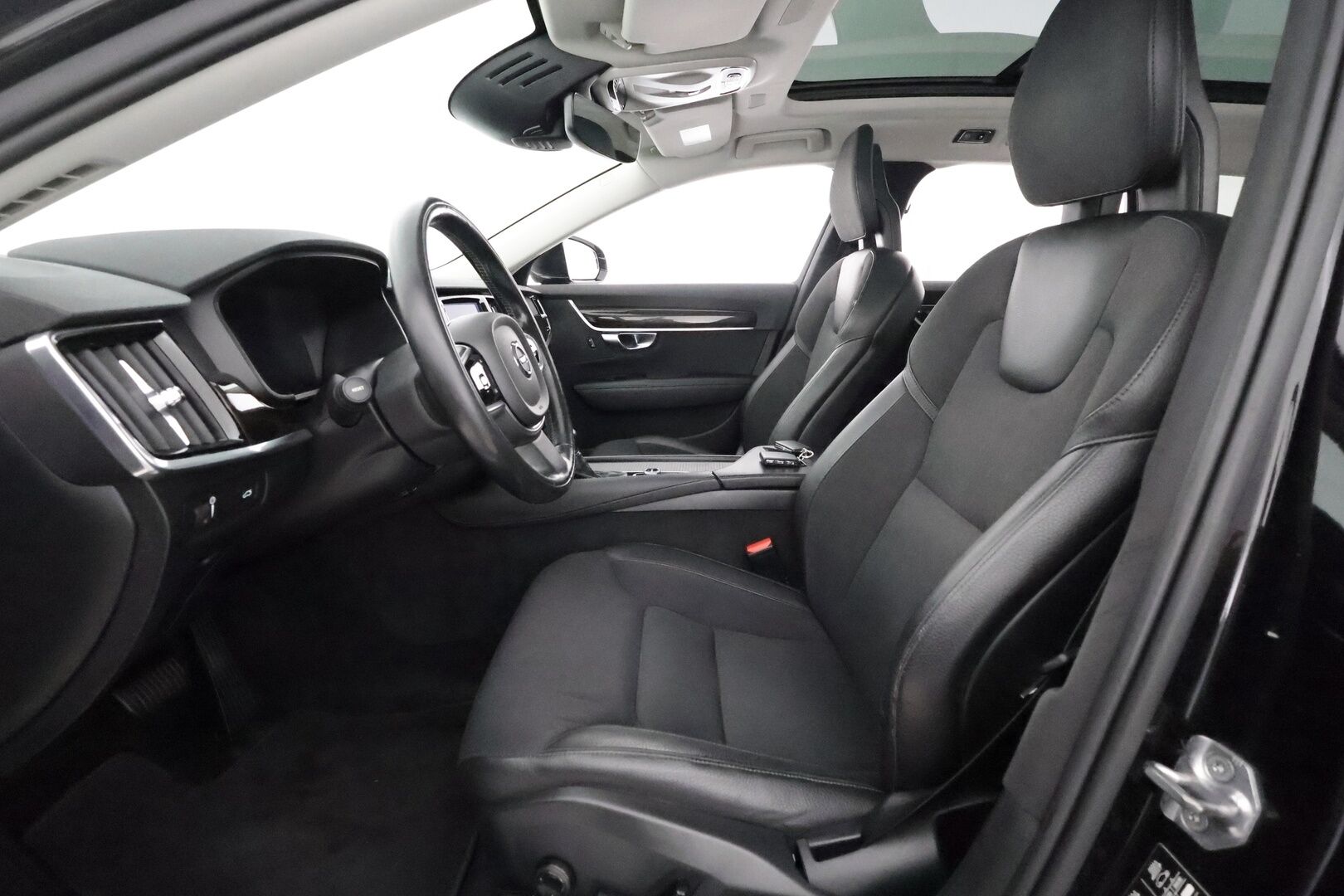 Volvo V90 2017 D5 AWD Momentum aut **Panorama / 360° Kamera / Webasto / Koukku / Adapt.Vakkari / Muistipenkki / LED-valot / Navi** - Kaistavahti / Digimittaristo / KeylessGO / 2x Renkaat