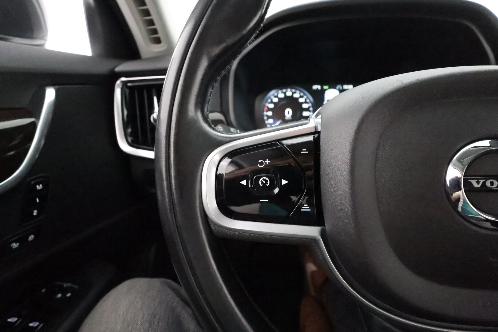 Volvo V90 2017 D5 AWD Momentum aut **Panorama / 360° Kamera / Webasto / Koukku / Adapt.Vakkari / Muistipenkki / LED-valot / Navi** - Kaistavahti / Digimittaristo / KeylessGO / 2x Renkaat - HULLUT VÄLIPÄIVÄT KORKOTARJOUS 2,49%