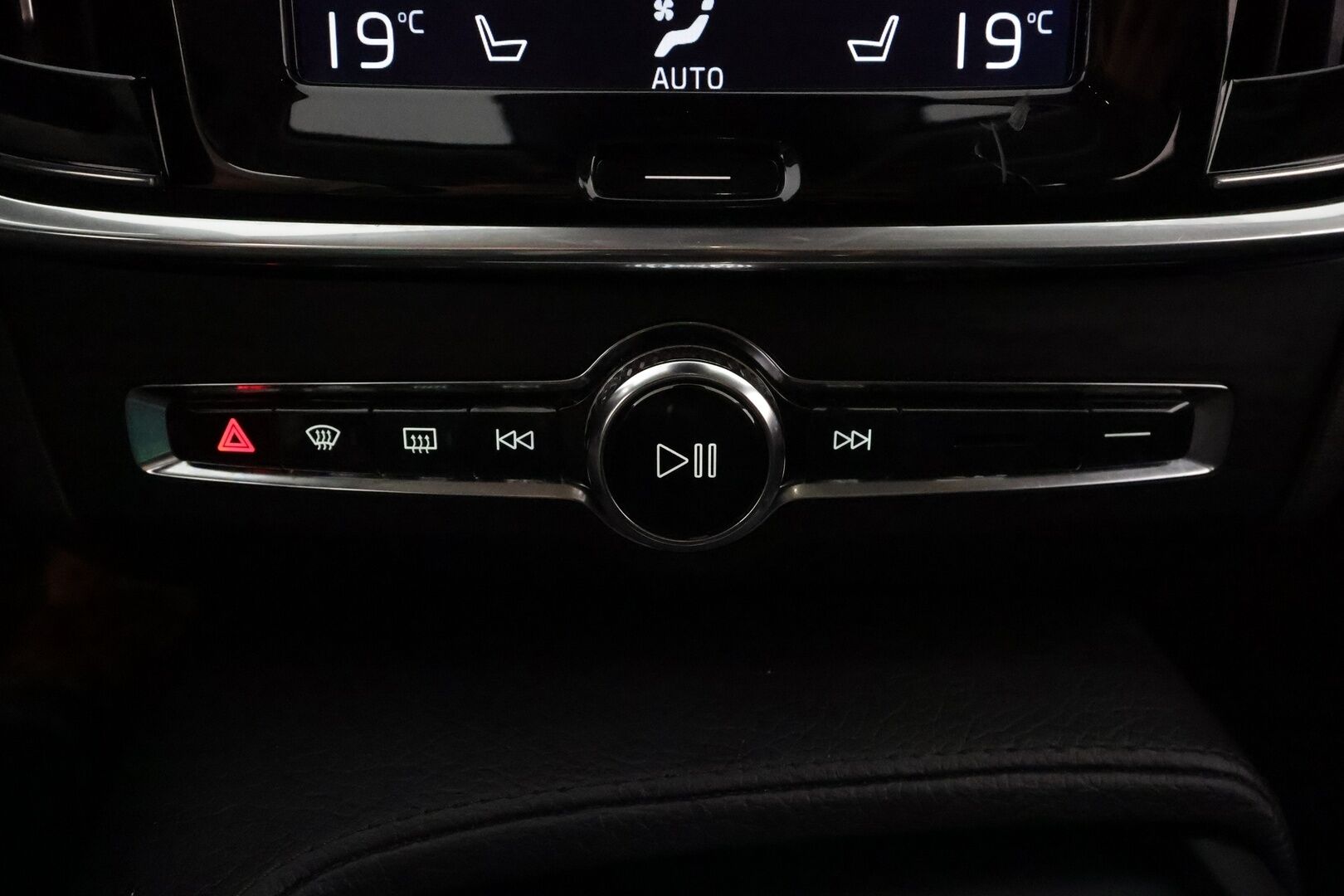 Volvo V90 2017 D5 AWD Momentum aut **Panorama / 360° Kamera / Webasto / Koukku / Adapt.Vakkari / Muistipenkki / LED-valot / Navi** - Kaistavahti / Digimittaristo / KeylessGO / 2x Renkaat