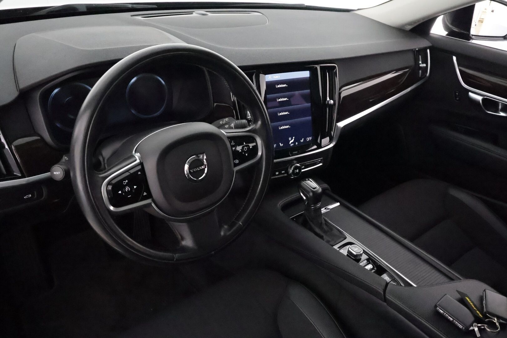 Volvo V90 2017 D5 AWD Momentum aut **Panorama / 360° Kamera / Webasto / Koukku / Adapt.Vakkari / Muistipenkki / LED-valot / Navi** - Kaistavahti / Digimittaristo / KeylessGO / 2x Renkaat