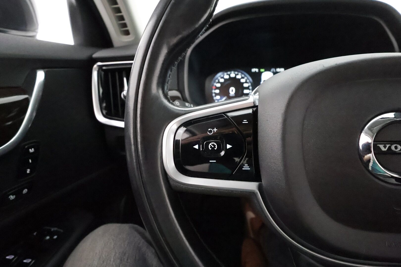 Volvo V90 2017 D5 AWD Momentum aut **Panorama / 360° Kamera / Webasto / Koukku / Adapt.Vakkari / Muistipenkki / LED-valot / Navi** - Kaistavahti / Digimittaristo / KeylessGO / 2x Renkaat