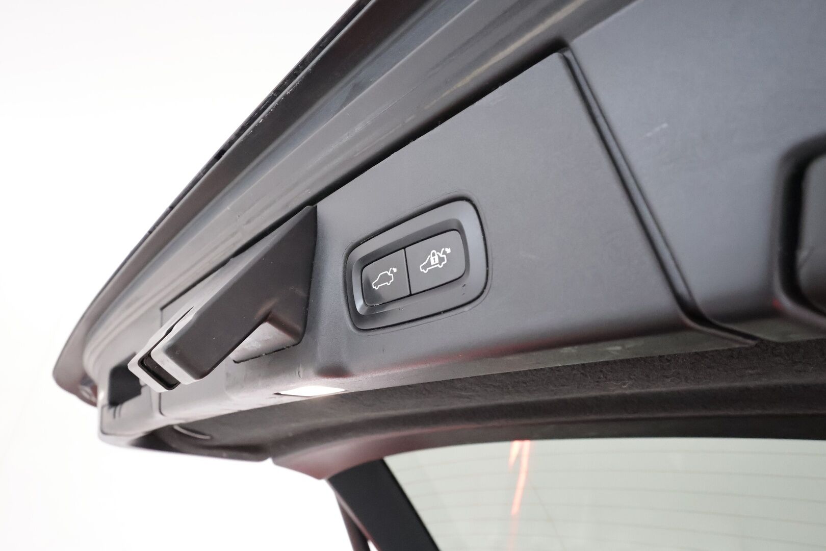 Volvo V90 2017 D5 AWD Momentum aut **Panorama / 360° Kamera / Webasto / Koukku / Adapt.Vakkari / Muistipenkki / LED-valot / Navi** - Kaistavahti / Digimittaristo / KeylessGO / 2x Renkaat