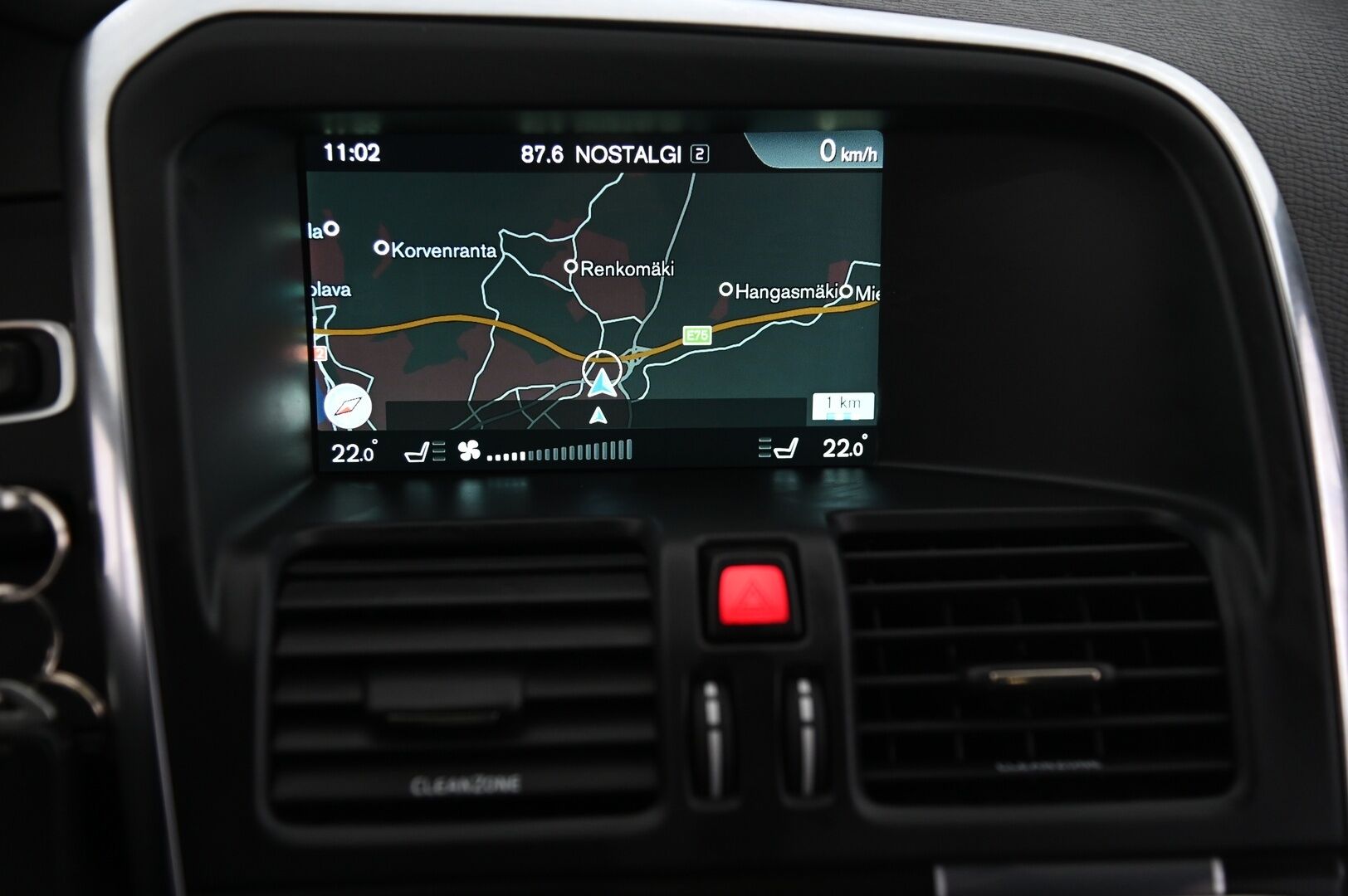 Volvo XC60 2017 D4 Business Classic R-Design aut / Webasto / VOC / Vetokoukku / Peruutuskamera / - Suomi-auto / Kahdet renkaat / Hyvät huollot 