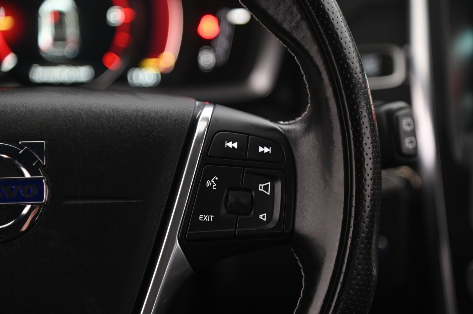 Volvo XC60 2017 D4 Business Classic R-Design aut / Webasto / VOC / Vetokoukku / Peruutuskamera / - Suomi-auto / Kahdet renkaat / Hyvät huollot 