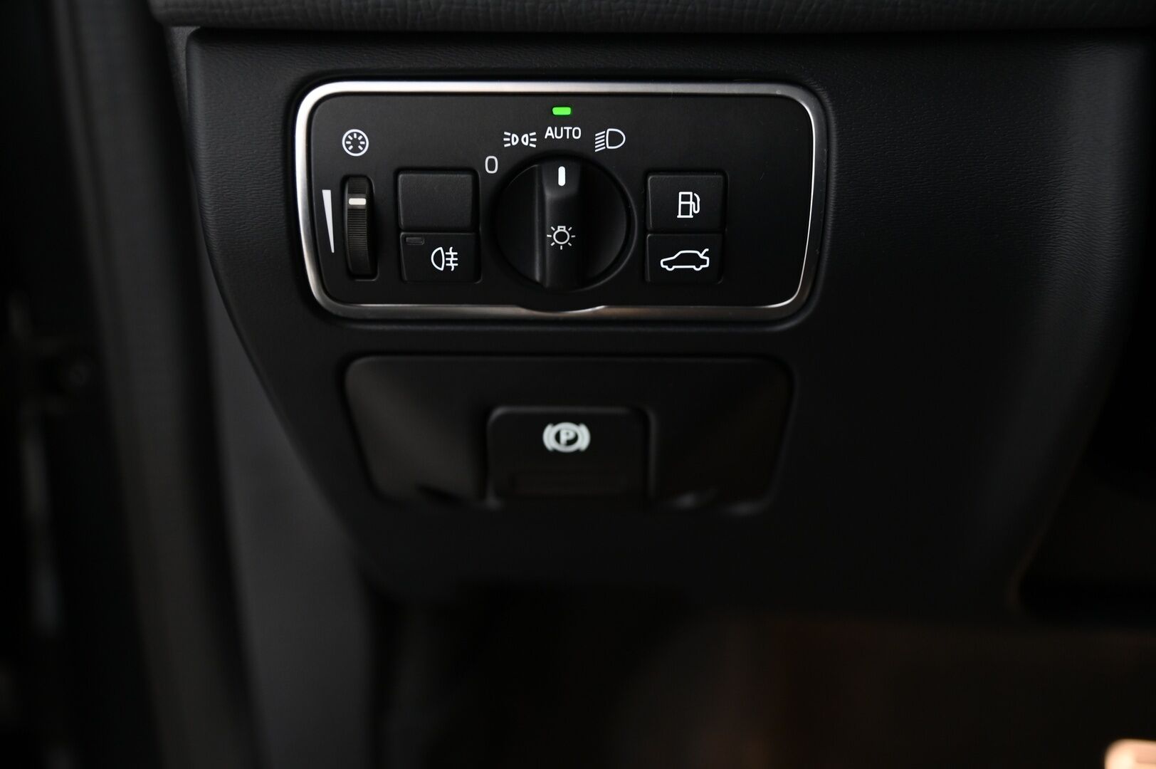 Volvo XC60 2017 D4 Business Classic R-Design aut / Webasto / VOC / Vetokoukku / Peruutuskamera / - Suomi-auto / Kahdet renkaat / Hyvät huollot 