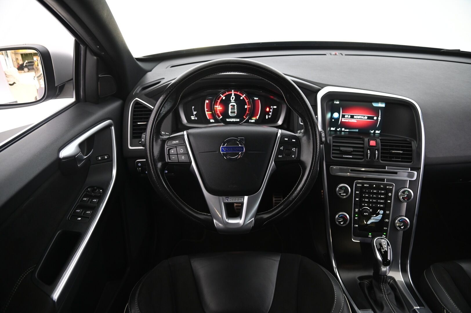 Volvo XC60 2017 D4 Business Classic R-Design aut / Webasto / VOC / Vetokoukku / Peruutuskamera / - Suomi-auto / Kahdet renkaat / Hyvät huollot 