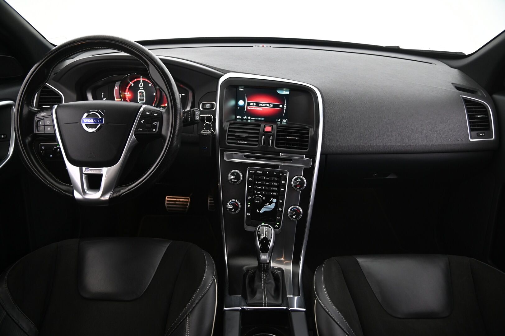 Volvo XC60 2017 D4 Business Classic R-Design aut / Webasto / VOC / Vetokoukku / Peruutuskamera / - Suomi-auto / Kahdet renkaat / Hyvät huollot 