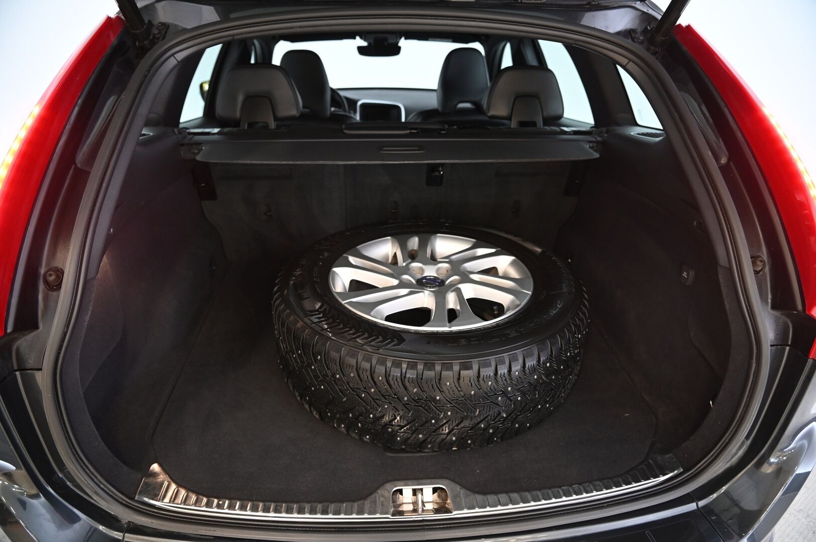 Volvo XC60 2017 D4 Business Classic R-Design aut / Webasto / VOC / Vetokoukku / Peruutuskamera / - Suomi-auto / Kahdet renkaat / Hyvät huollot 