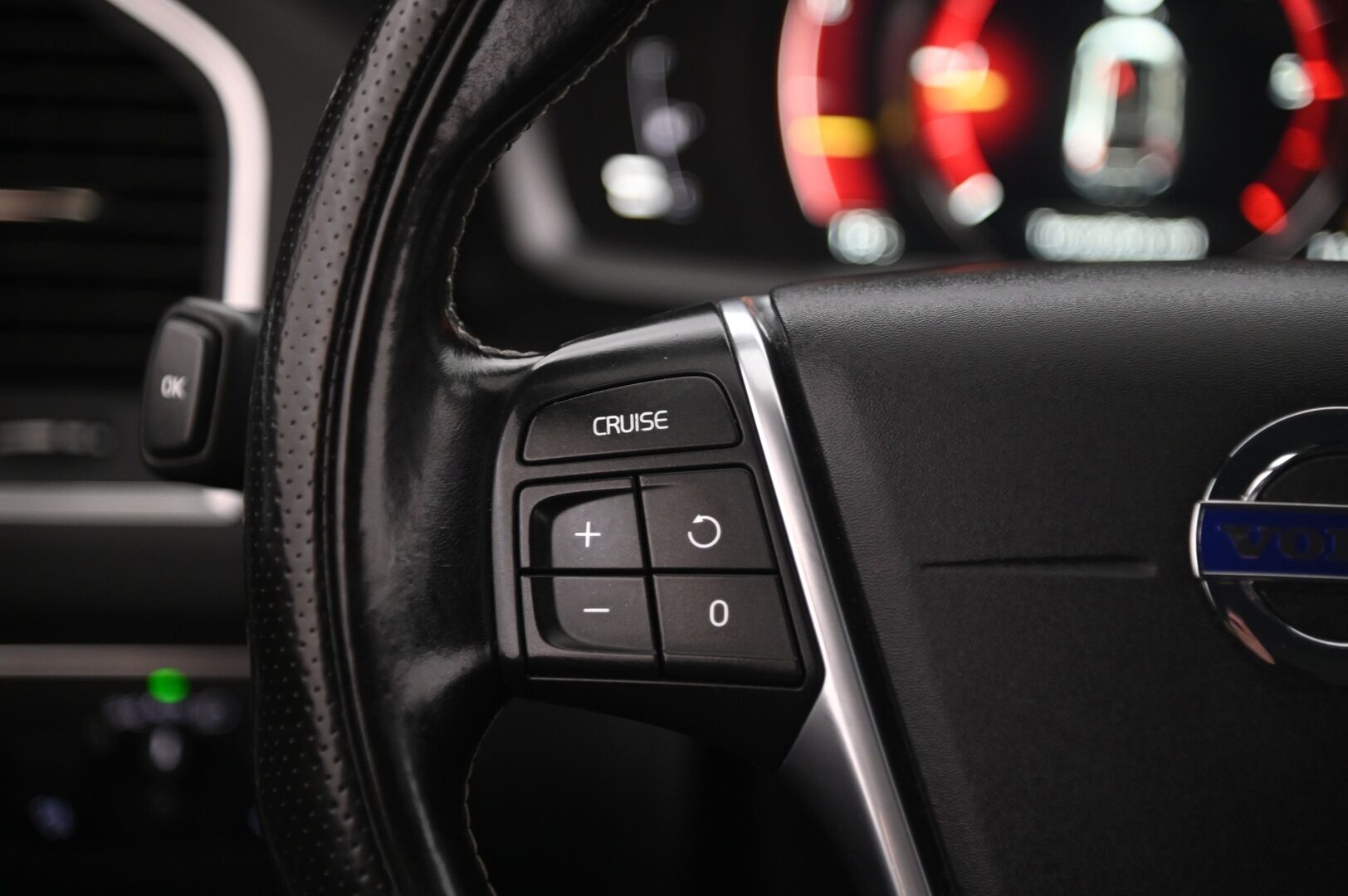 Volvo XC60 2017 D4 Business Classic R-Design aut / Webasto / VOC / Vetokoukku / Peruutuskamera / - Suomi-auto / Kahdet renkaat / Hyvät huollot 