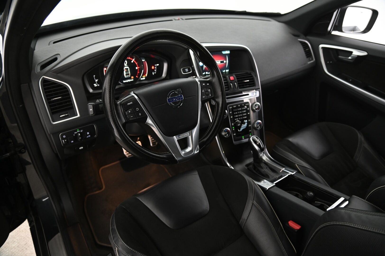 Volvo XC60 2017 D4 Business Classic R-Design aut / Webasto / VOC / Vetokoukku / Peruutuskamera / - Suomi-auto / Kahdet renkaat / Hyvät huollot 