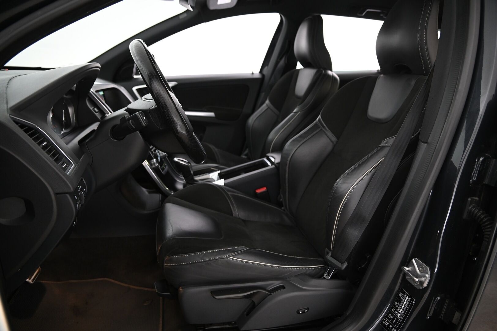 Volvo XC60 2017 D4 Business Classic R-Design aut / Webasto / VOC / Vetokoukku / Peruutuskamera / - Suomi-auto / Kahdet renkaat / Hyvät huollot 