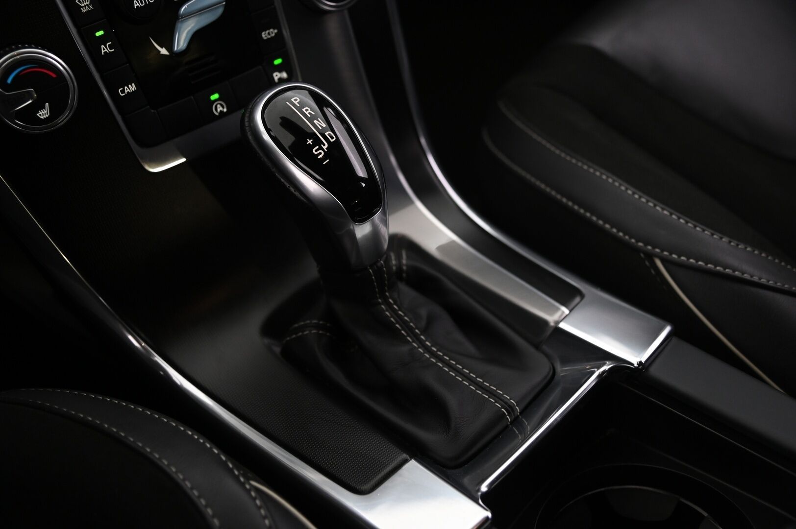 Volvo XC60 2017 D4 Business Classic R-Design aut / Webasto / VOC / Vetokoukku / Peruutuskamera / - Suomi-auto / Kahdet renkaat / Hyvät huollot 