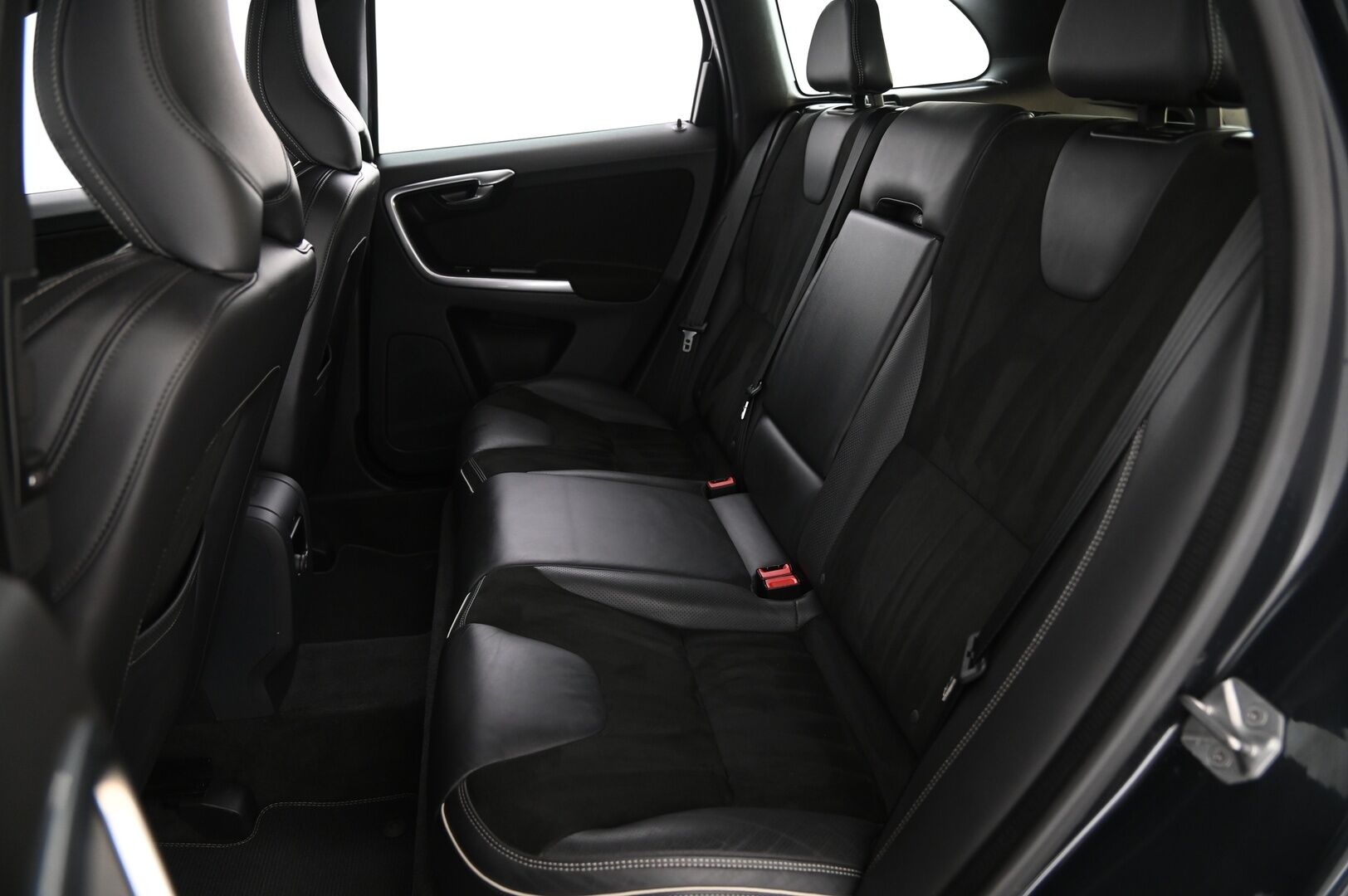 Volvo XC60 2017 D4 Business Classic R-Design aut / Webasto / VOC / Vetokoukku / Peruutuskamera / - Suomi-auto / Kahdet renkaat / Hyvät huollot 