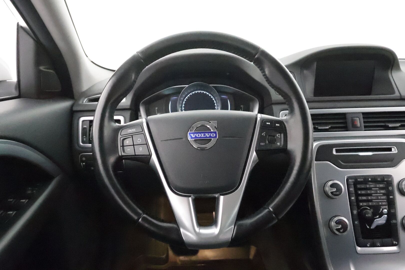 Volvo V70 2015 D4 Momentum - Webasto / Vetokoukku / Ratinlämmitys / Puolinahkasisusta / Xenon / Peruutustutka / Digimittaristo!