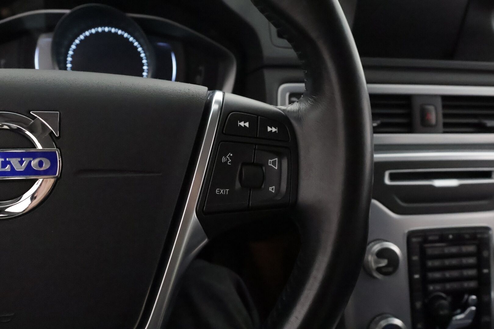 Volvo V70 2015 D4 Momentum - Webasto / Vetokoukku / Ratinlämmitys / Puolinahkasisusta / Xenon / Peruutustutka / Digimittaristo!