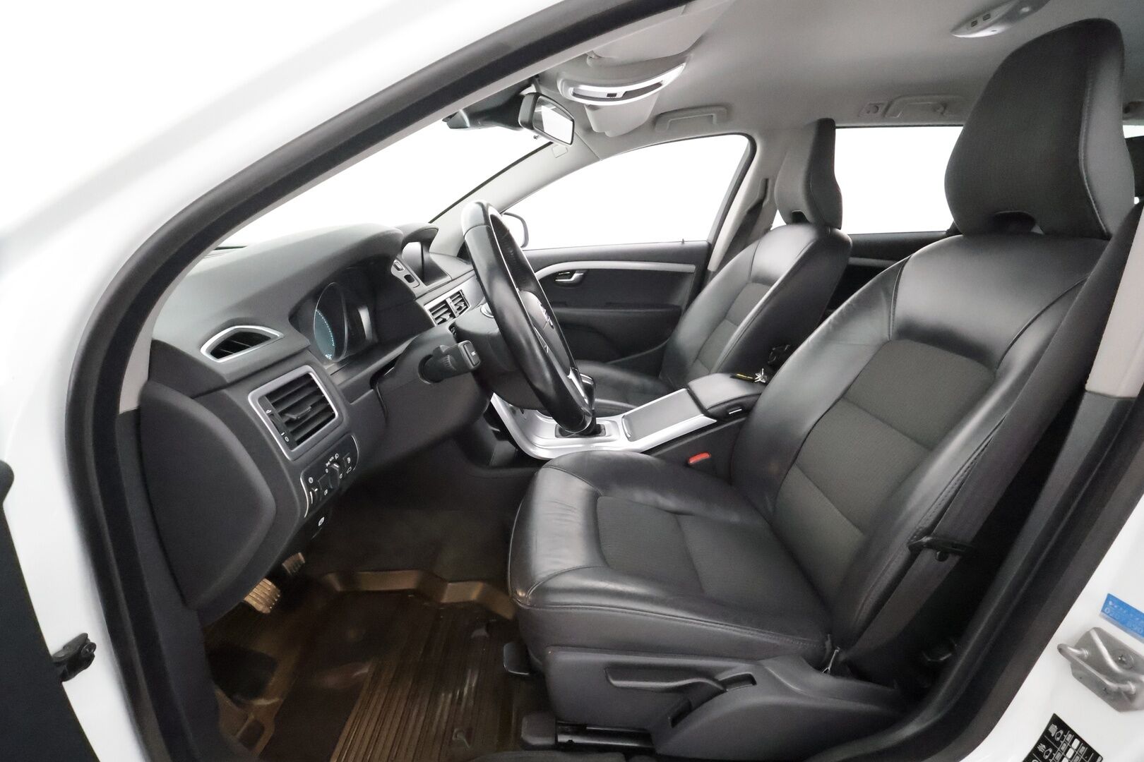 Volvo V70 2015 D4 Momentum - Webasto / Vetokoukku / Ratinlämmitys / Puolinahkasisusta / Xenon / Peruutustutka / Digimittaristo!