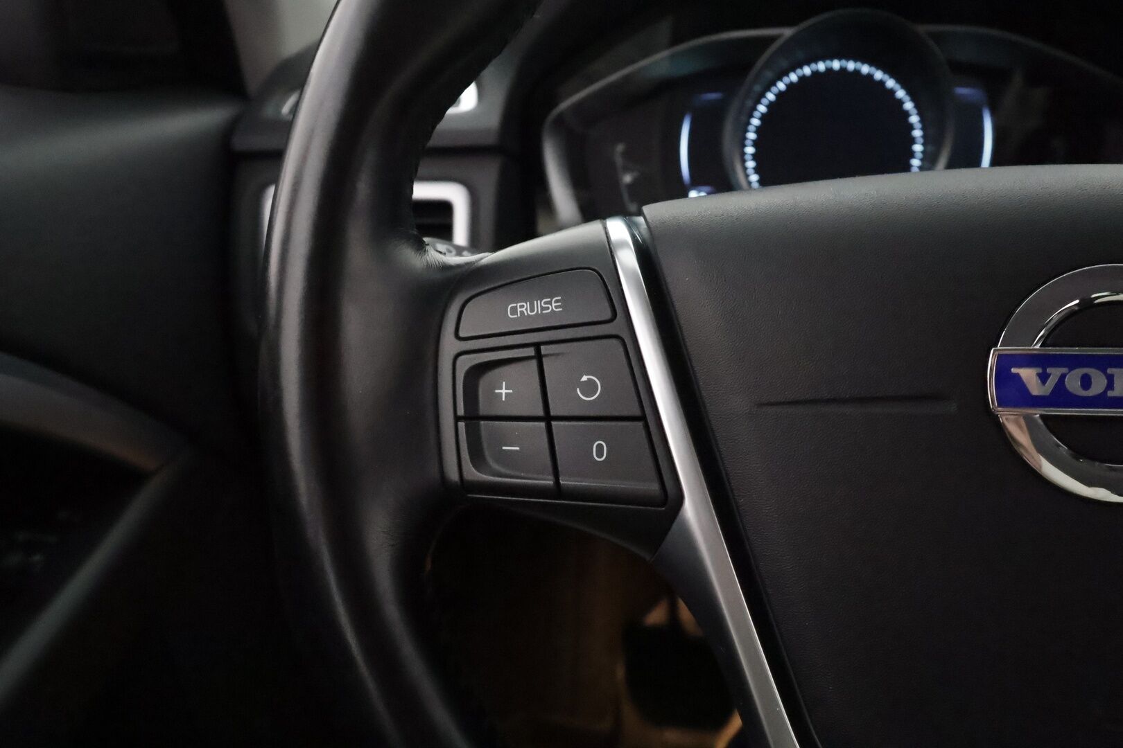 Volvo V70 2015 D4 Momentum - Webasto / Vetokoukku / Ratinlämmitys / Puolinahkasisusta / Xenon / Peruutustutka / Digimittaristo!