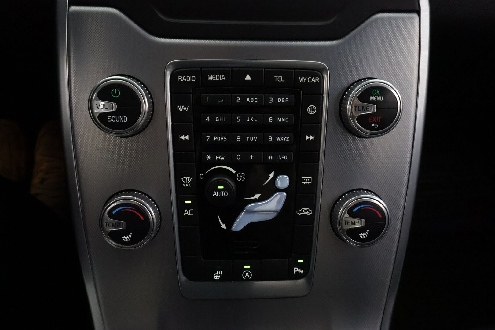 Volvo V70 2015 D4 Momentum - Webasto / Vetokoukku / Ratinlämmitys / Puolinahkasisusta / Xenon / Peruutustutka / Digimittaristo!