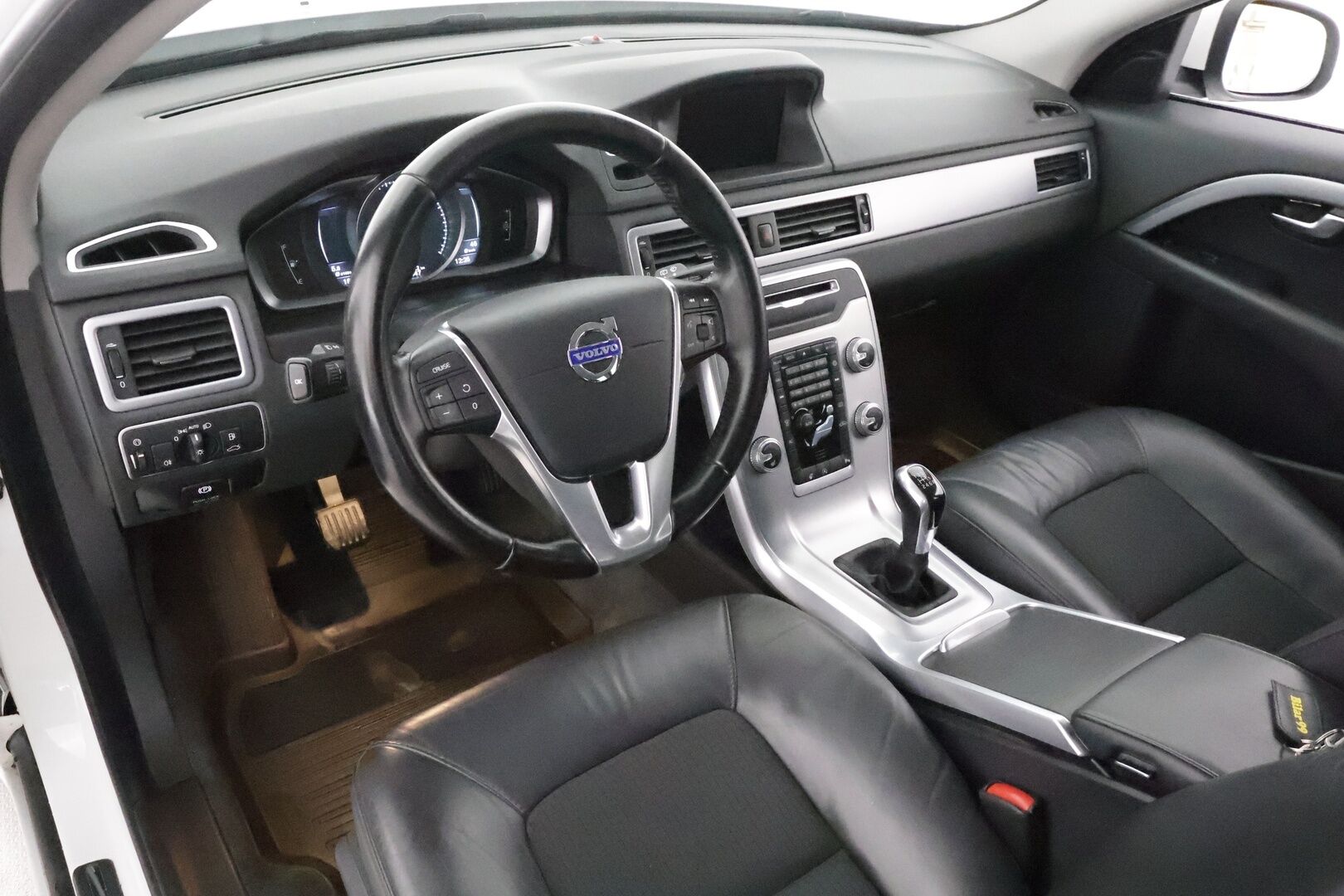 Volvo V70 2015 D4 Momentum - Webasto / Vetokoukku / Ratinlämmitys / Puolinahkasisusta / Xenon / Peruutustutka / Digimittaristo!