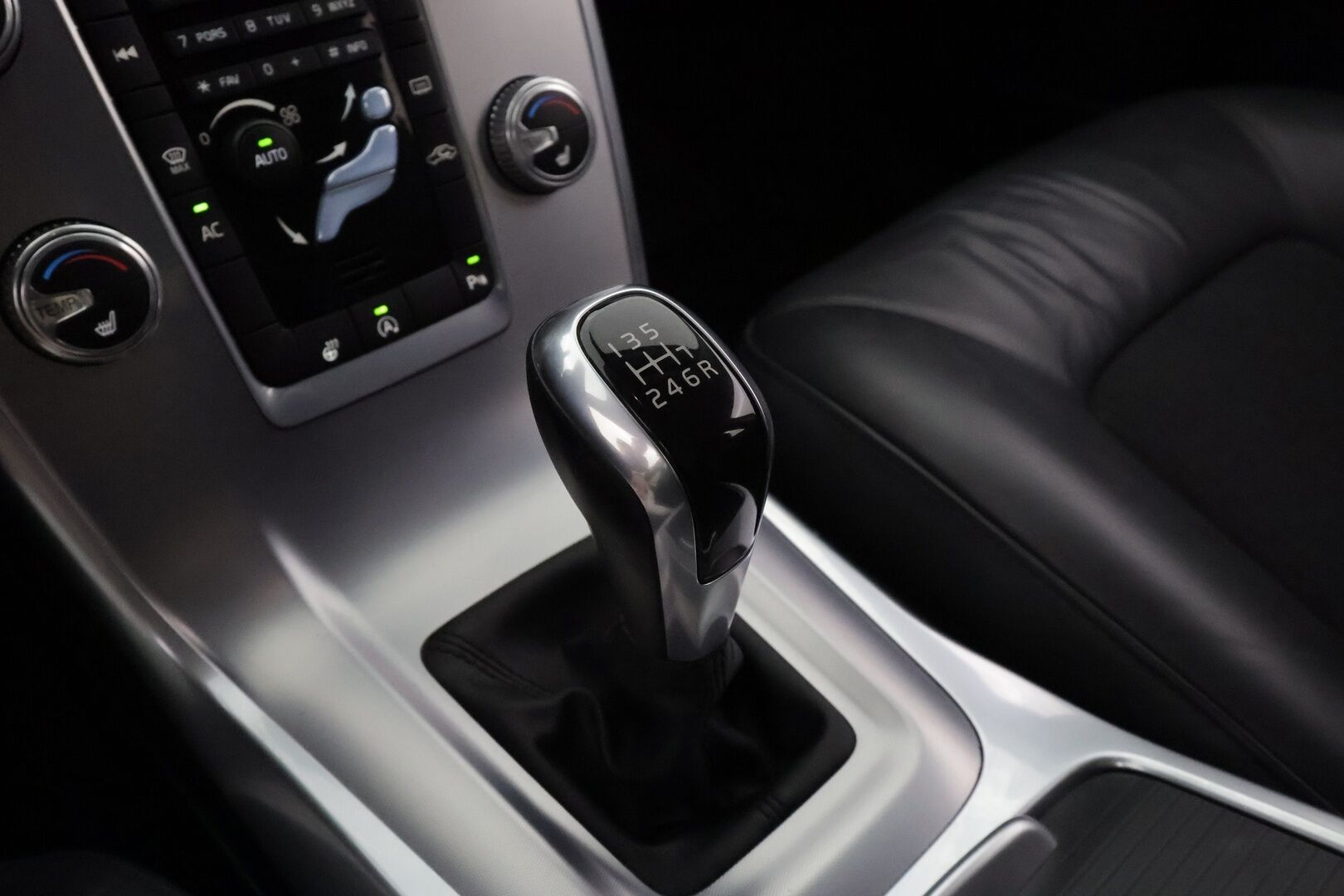 Volvo V70 2015 D4 Momentum - Webasto / Vetokoukku / Ratinlämmitys / Puolinahkasisusta / Xenon / Peruutustutka / Digimittaristo!