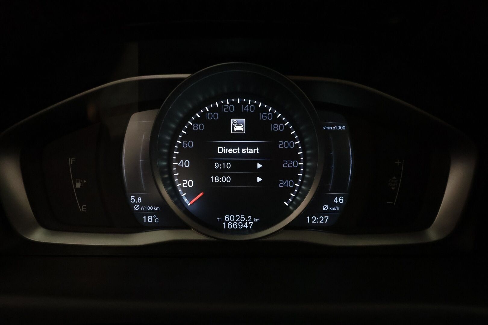 Volvo V70 2015 D4 Momentum - Webasto / Vetokoukku / Ratinlämmitys / Puolinahkasisusta / Xenon / Peruutustutka / Digimittaristo!