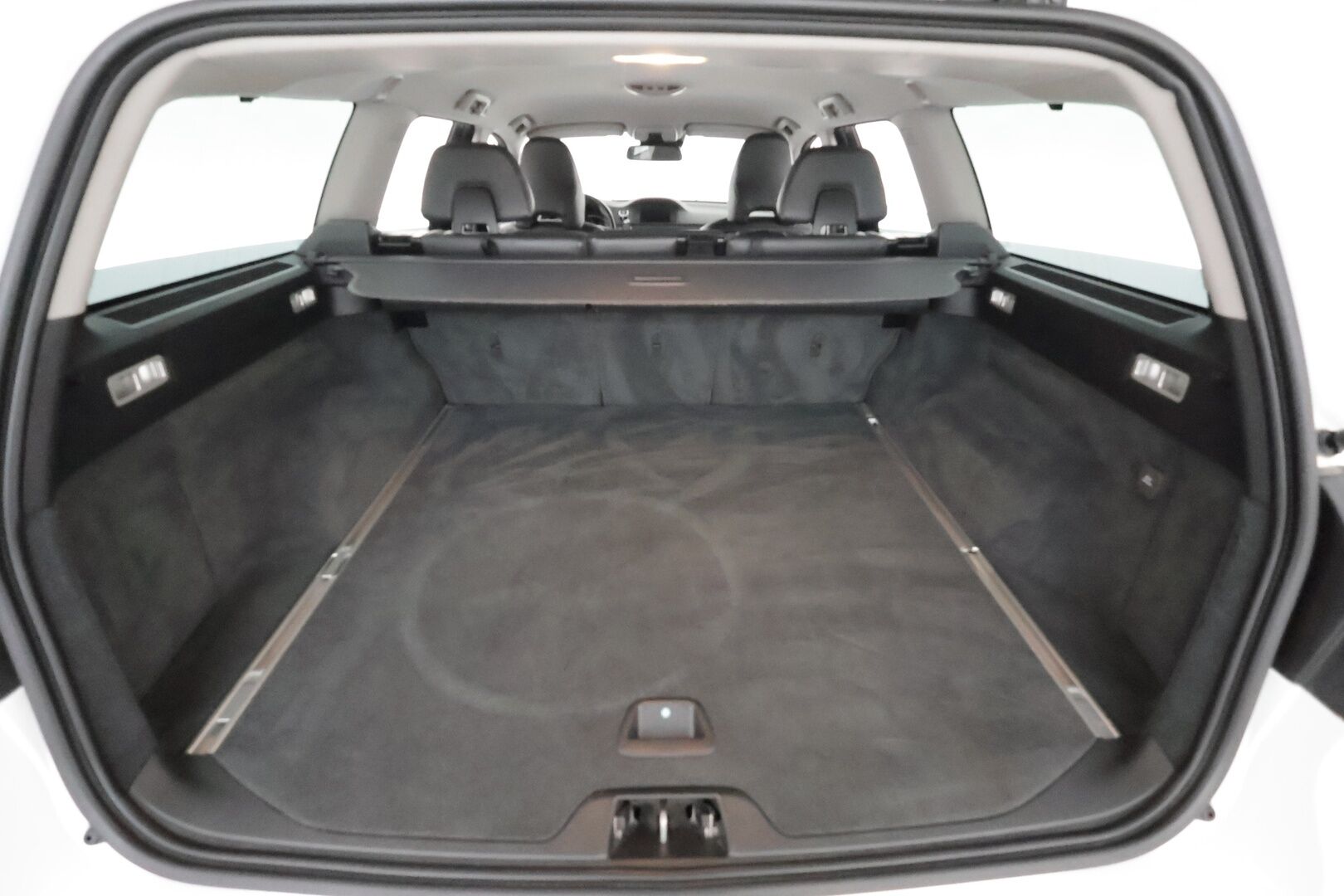 Volvo V70 2015 D4 Momentum - Webasto / Vetokoukku / Ratinlämmitys / Puolinahkasisusta / Xenon / Peruutustutka / Digimittaristo!
