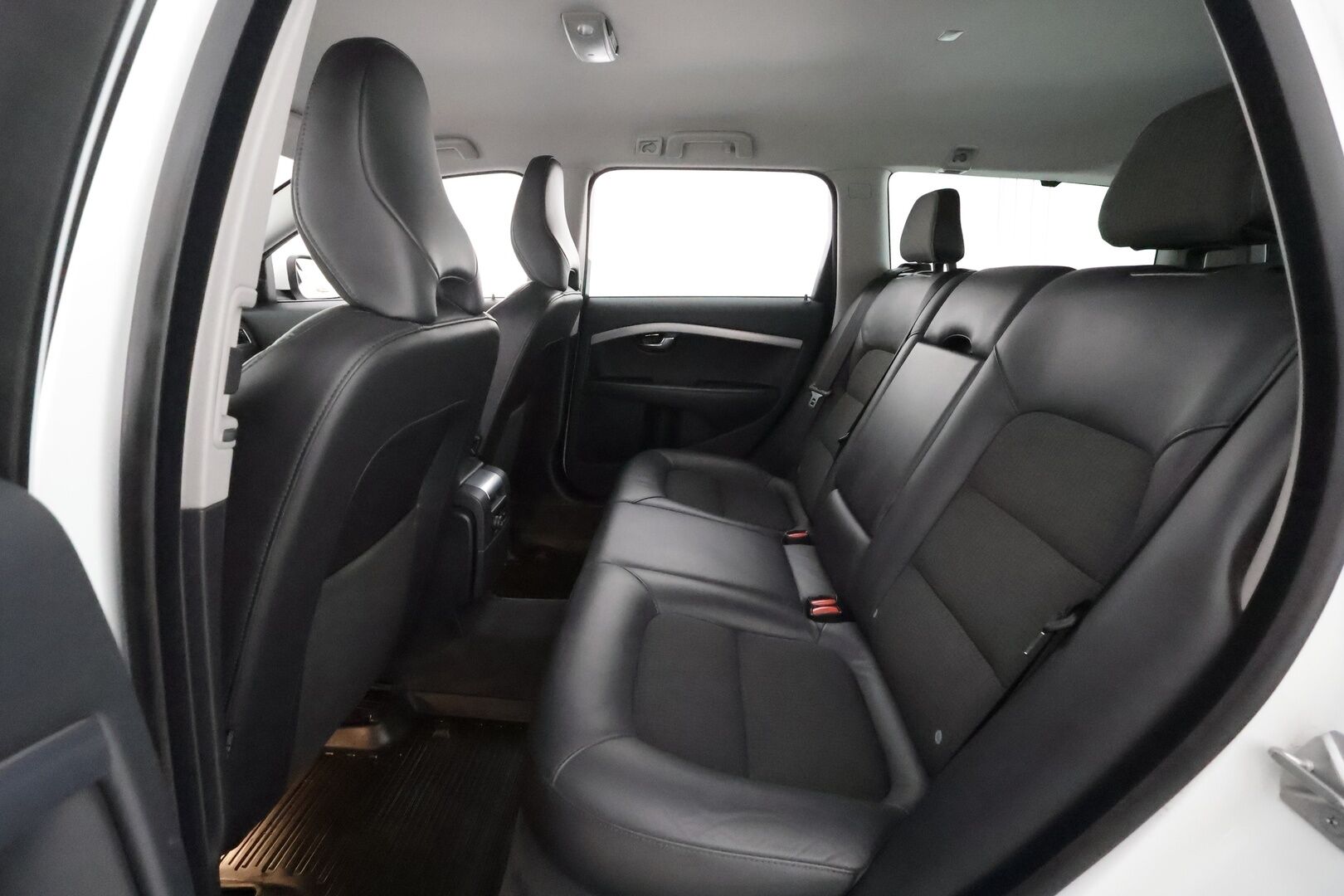 Volvo V70 2015 D4 Momentum - Webasto / Vetokoukku / Ratinlämmitys / Puolinahkasisusta / Xenon / Peruutustutka / Digimittaristo!