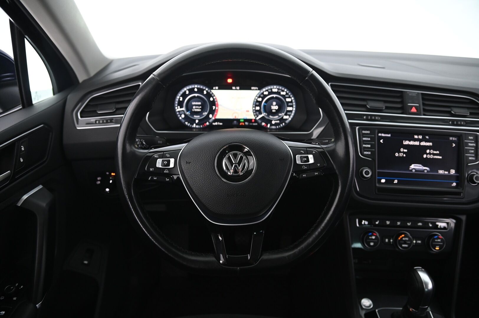 Volkswagen Tiguan 2017 Highline 2,0 TSI 4MOTION DSG - Hierova kuljettajan istuin | Digimittaristo | Kaukosäätöinen webasto | Vetokoukku | Navi | KeyLess  | 2x renkaat&alumiinivanteet | Suomi-auto