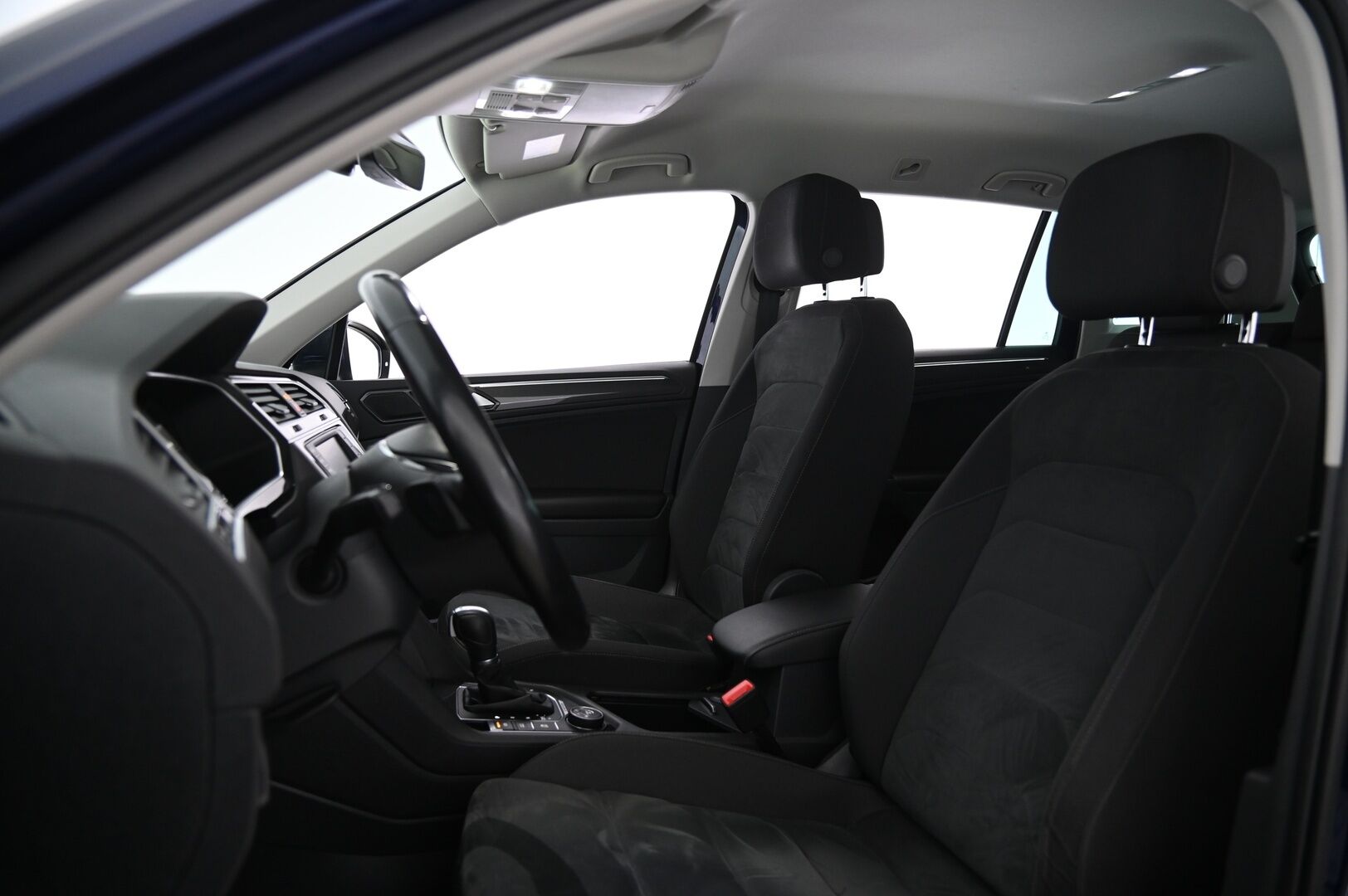 Volkswagen Tiguan 2017 Highline 2,0 TSI 4MOTION DSG - Hierova kuljettajan istuin | Digimittaristo | Kaukosäätöinen webasto | Vetokoukku | Navi | KeyLess  | 2x renkaat&alumiinivanteet | Suomi-auto