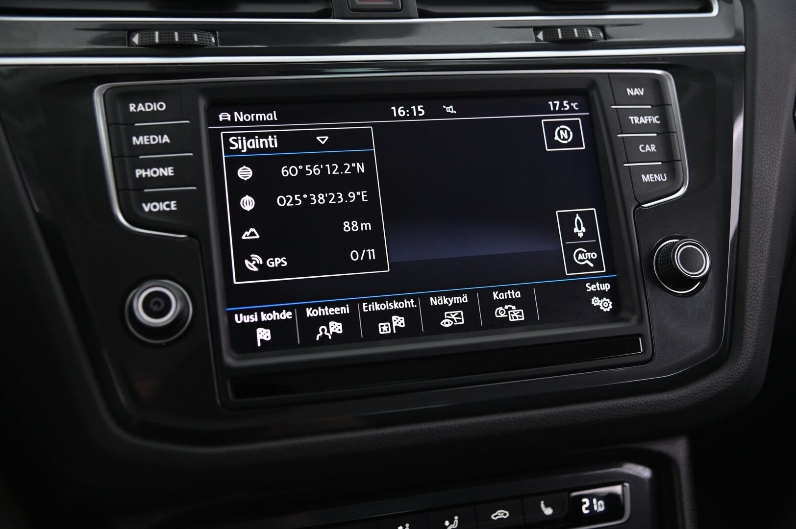 Volkswagen Tiguan 2017 Highline 2,0 TSI 4MOTION DSG - Hierova kuljettajan istuin | Digimittaristo | Kaukosäätöinen webasto | Vetokoukku | Navi | KeyLess  | 2x renkaat&alumiinivanteet | Suomi-auto