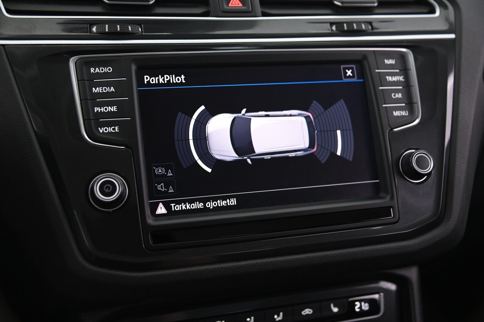 Volkswagen Tiguan 2017 Highline 2,0 TSI 4MOTION DSG - Hierova kuljettajan istuin | Digimittaristo | Kaukosäätöinen webasto | Vetokoukku | Navi | KeyLess  | 2x renkaat&alumiinivanteet | Suomi-auto