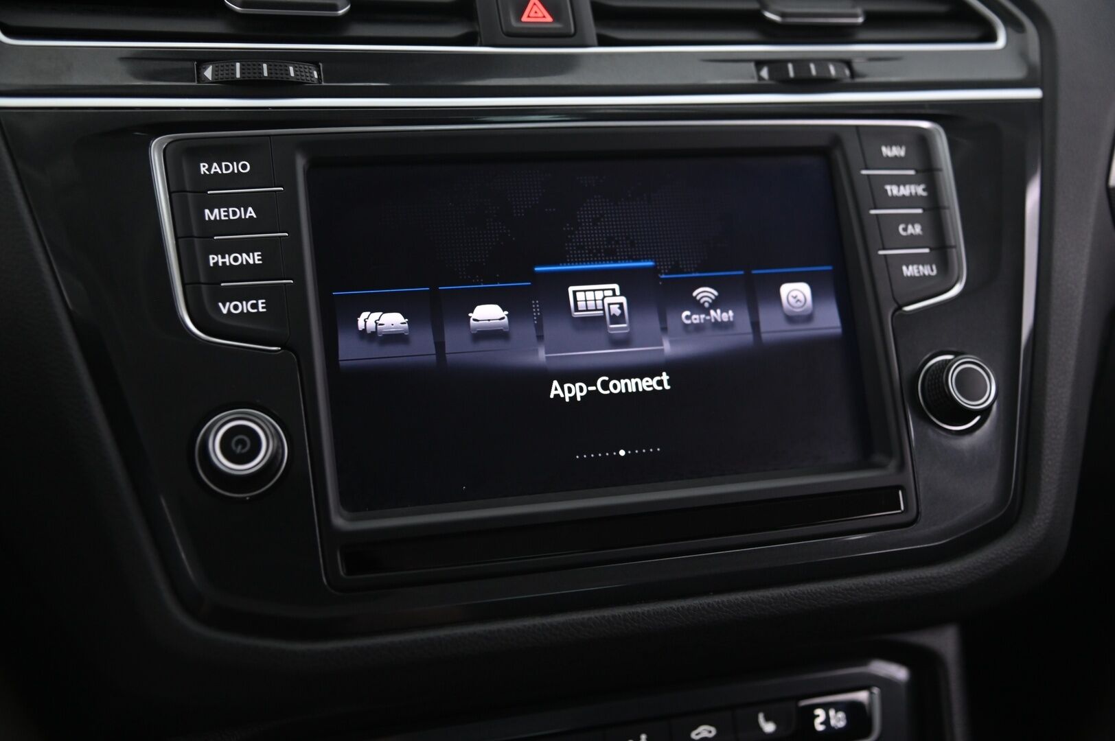 Volkswagen Tiguan 2017 Highline 2,0 TSI 4MOTION DSG - Hierova kuljettajan istuin | Digimittaristo | Kaukosäätöinen webasto | Vetokoukku | Navi | KeyLess  | 2x renkaat&alumiinivanteet | Suomi-auto