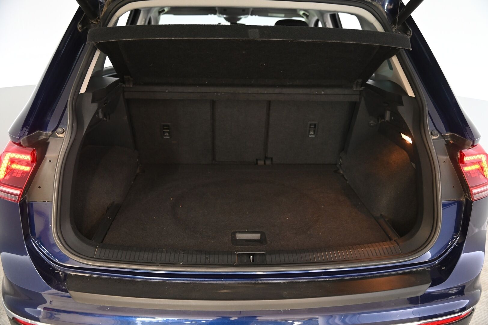 Volkswagen Tiguan 2017 Highline 2,0 TSI 4MOTION DSG - Hierova kuljettajan istuin | Digimittaristo | Kaukosäätöinen webasto | Vetokoukku | Navi | KeyLess  | 2x renkaat&alumiinivanteet | Suomi-auto