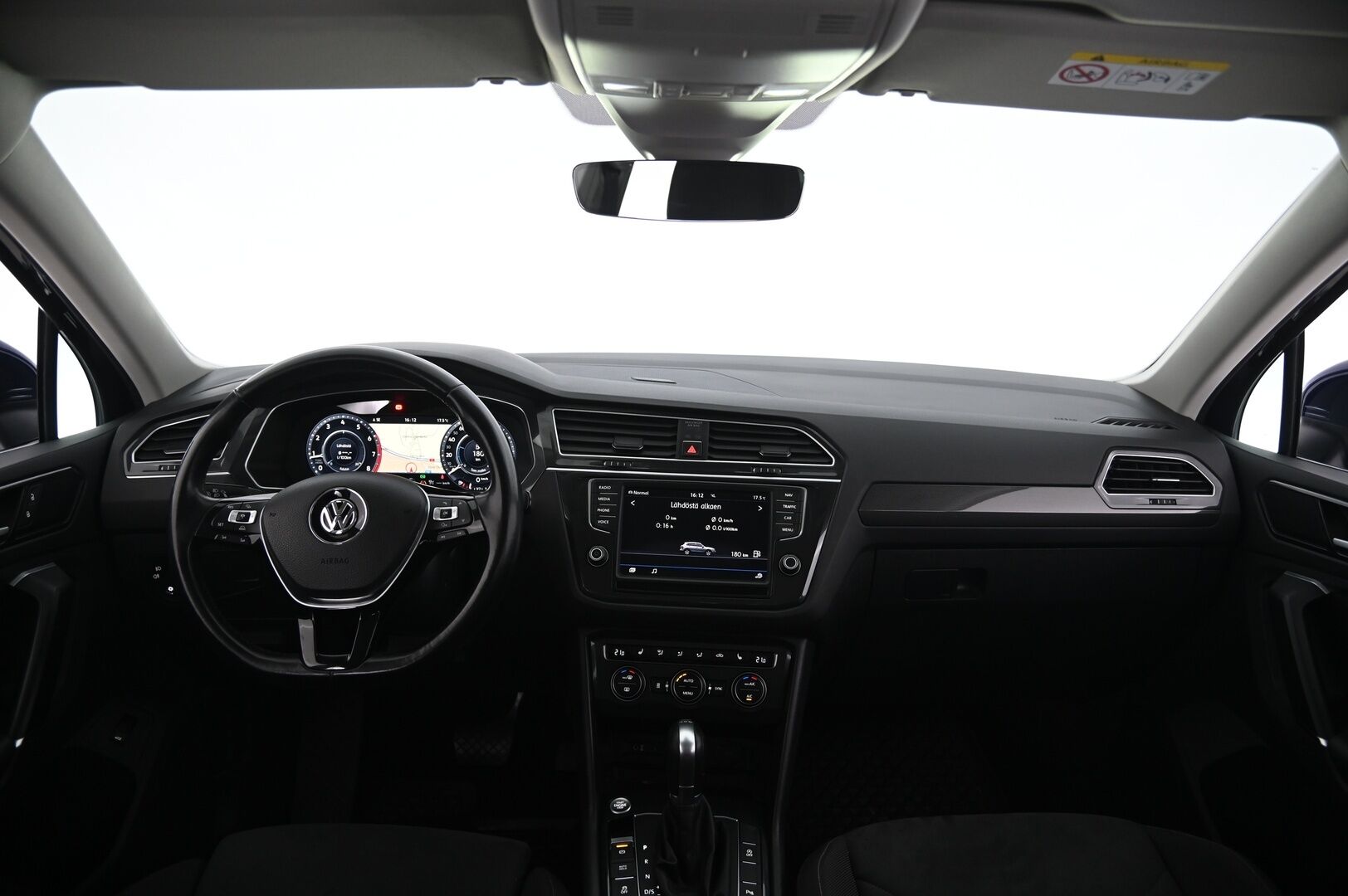 Volkswagen Tiguan 2017 Highline 2,0 TSI 4MOTION DSG - Hierova kuljettajan istuin | Digimittaristo | Kaukosäätöinen webasto | Vetokoukku | Navi | KeyLess  | 2x renkaat&alumiinivanteet | Suomi-auto