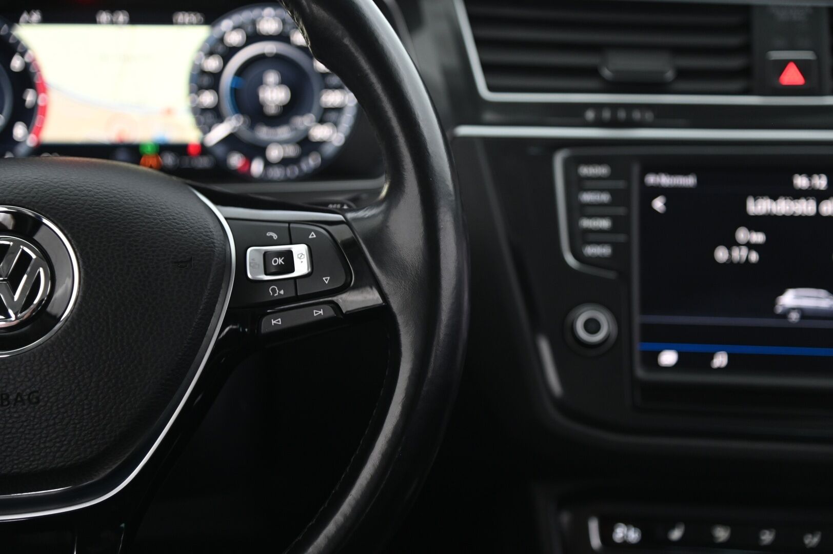 Volkswagen Tiguan 2017 Highline 2,0 TSI 4MOTION DSG - Hierova kuljettajan istuin | Digimittaristo | Kaukosäätöinen webasto | Vetokoukku | Navi | KeyLess  | 2x renkaat&alumiinivanteet | Suomi-auto
